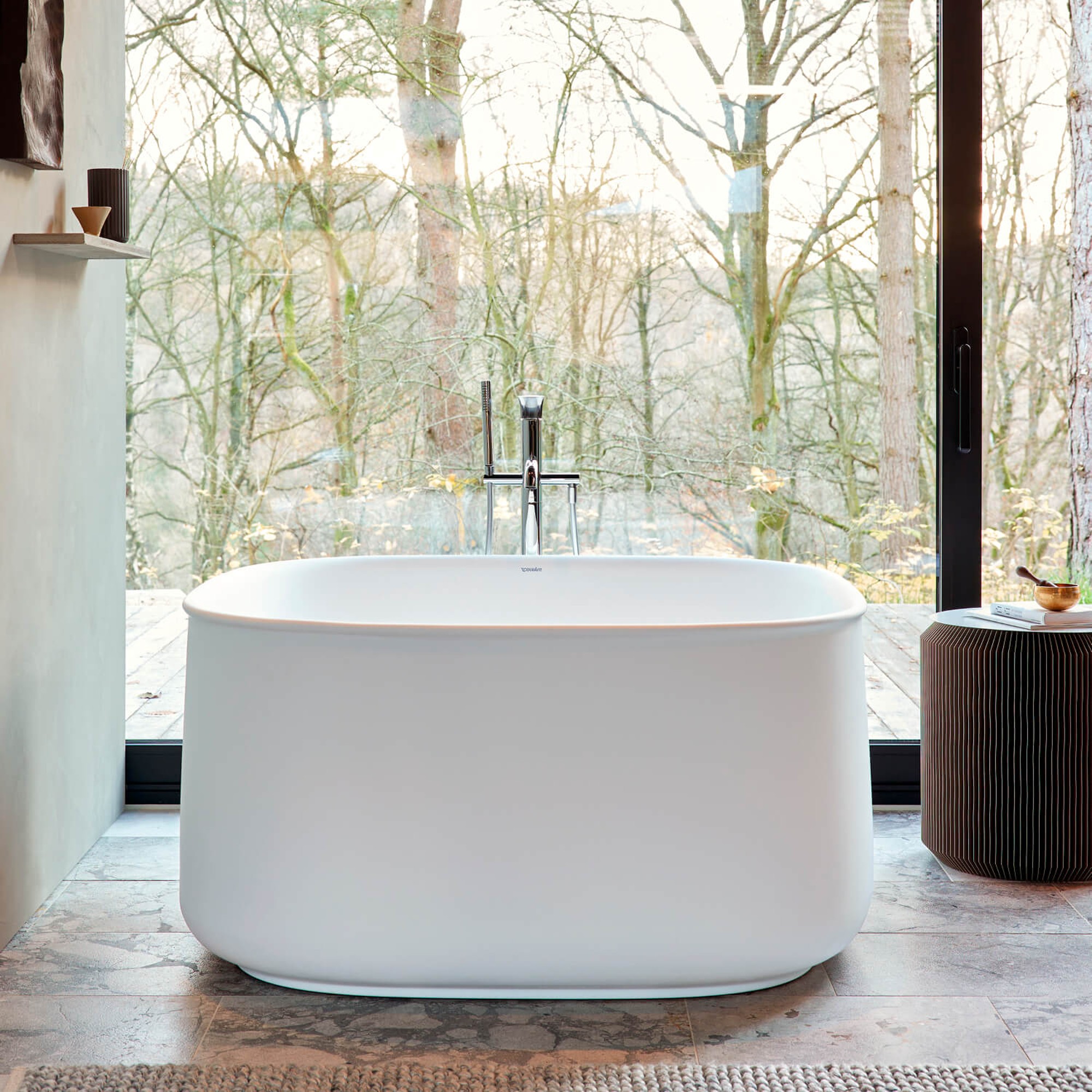 Duravit Zencha freistehende quadratische Badewanne vor bodentiefer Fensterfront
