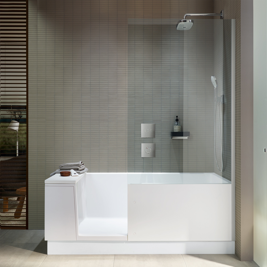 Frau in Badewanne mit Tür und Dusche