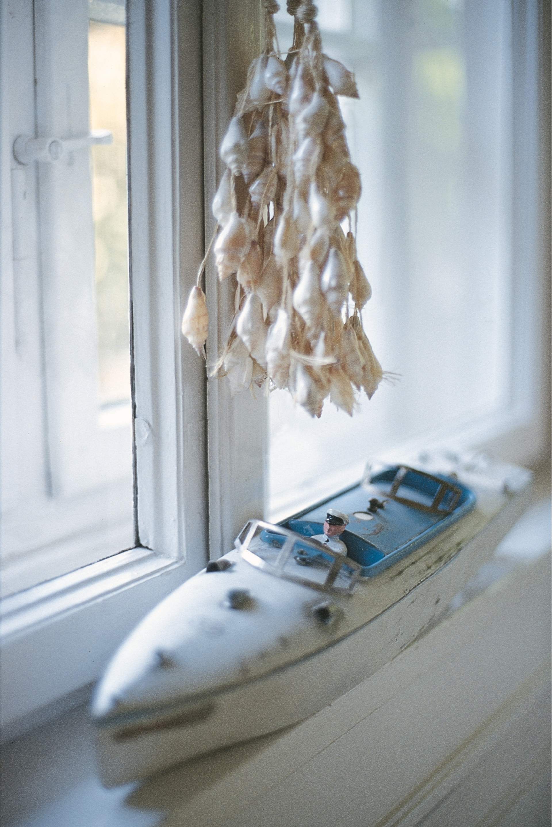 Deko Boot auf Fensterbank
