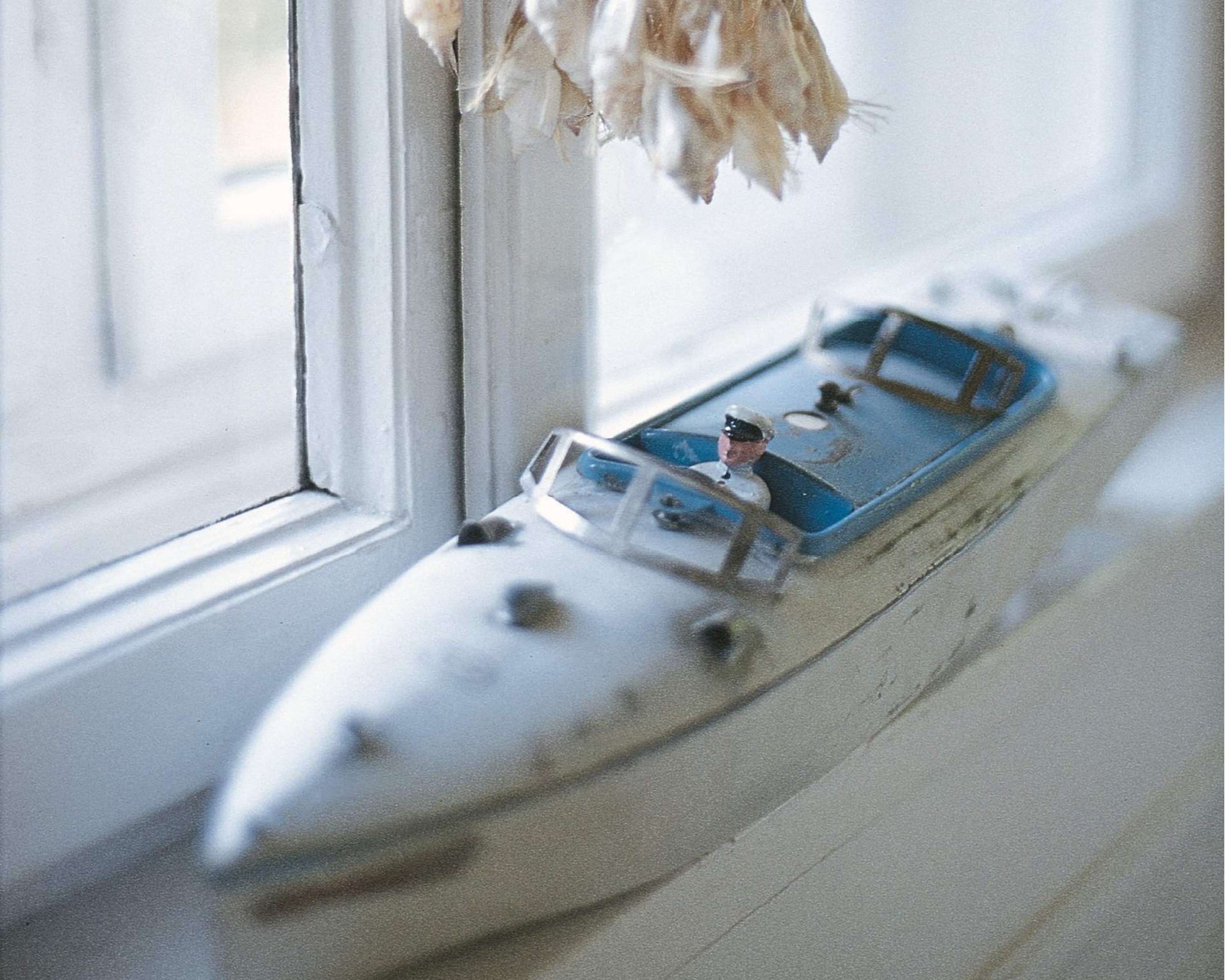 Deko Boot auf Fensterbank