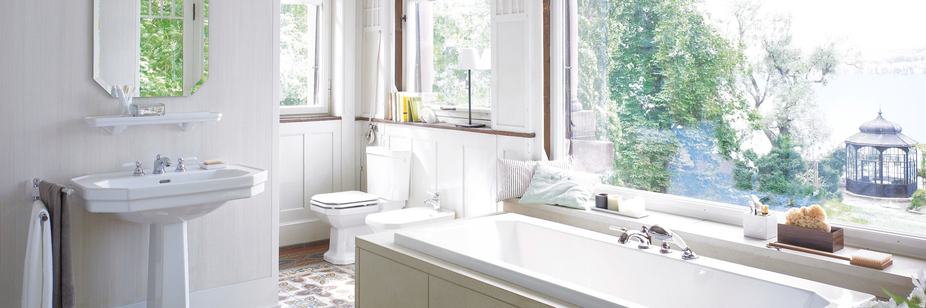 Duravit 1930 Bad: Waschbecken mit Spiegel, WC, Bidet und Einbaubadewanne, Fliesen mit Blumenmuster und Wände aus Holz