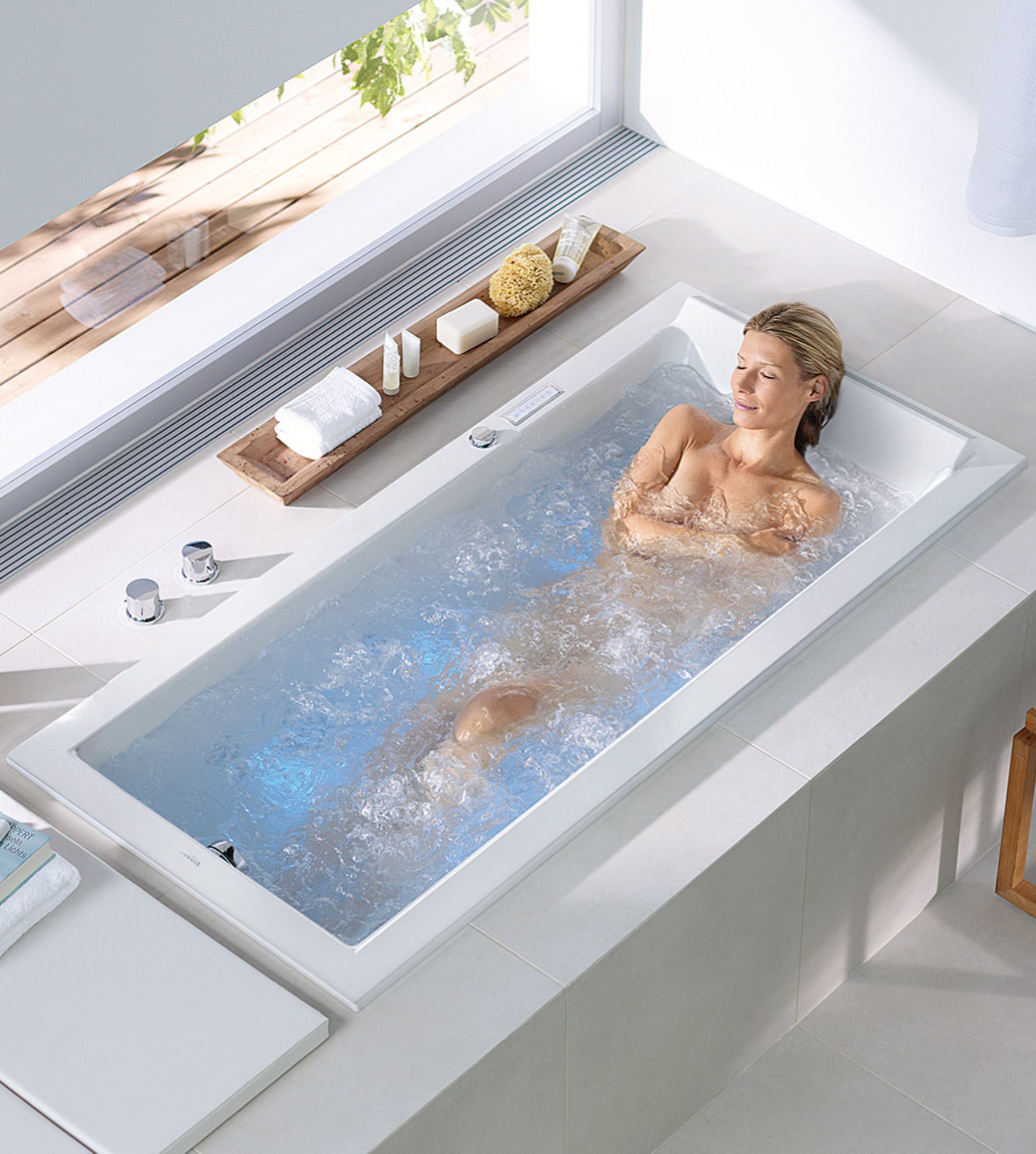 Una donna dentro una vasca Duravit