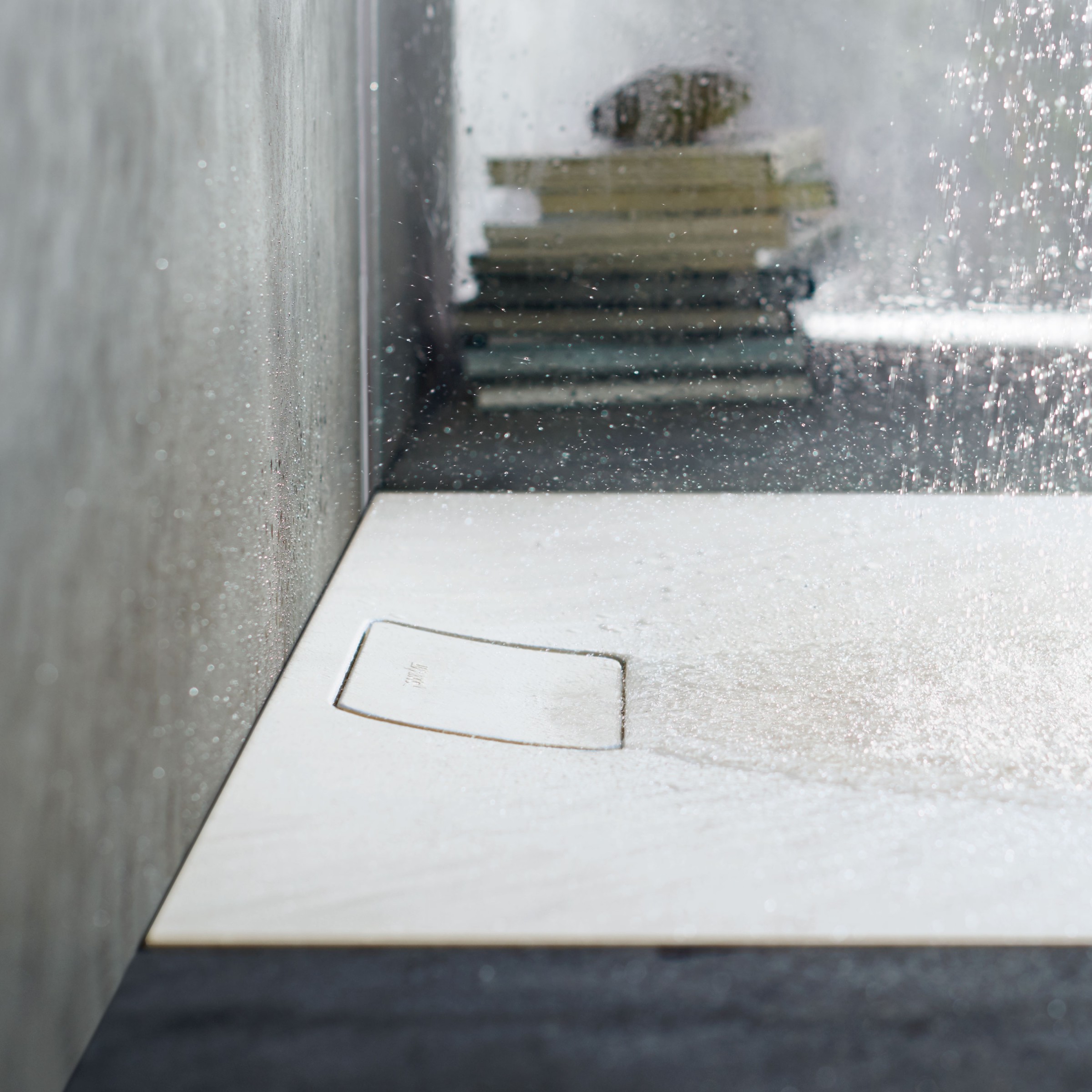 Piatto doccia Duravit Stonetto con acqua che scende