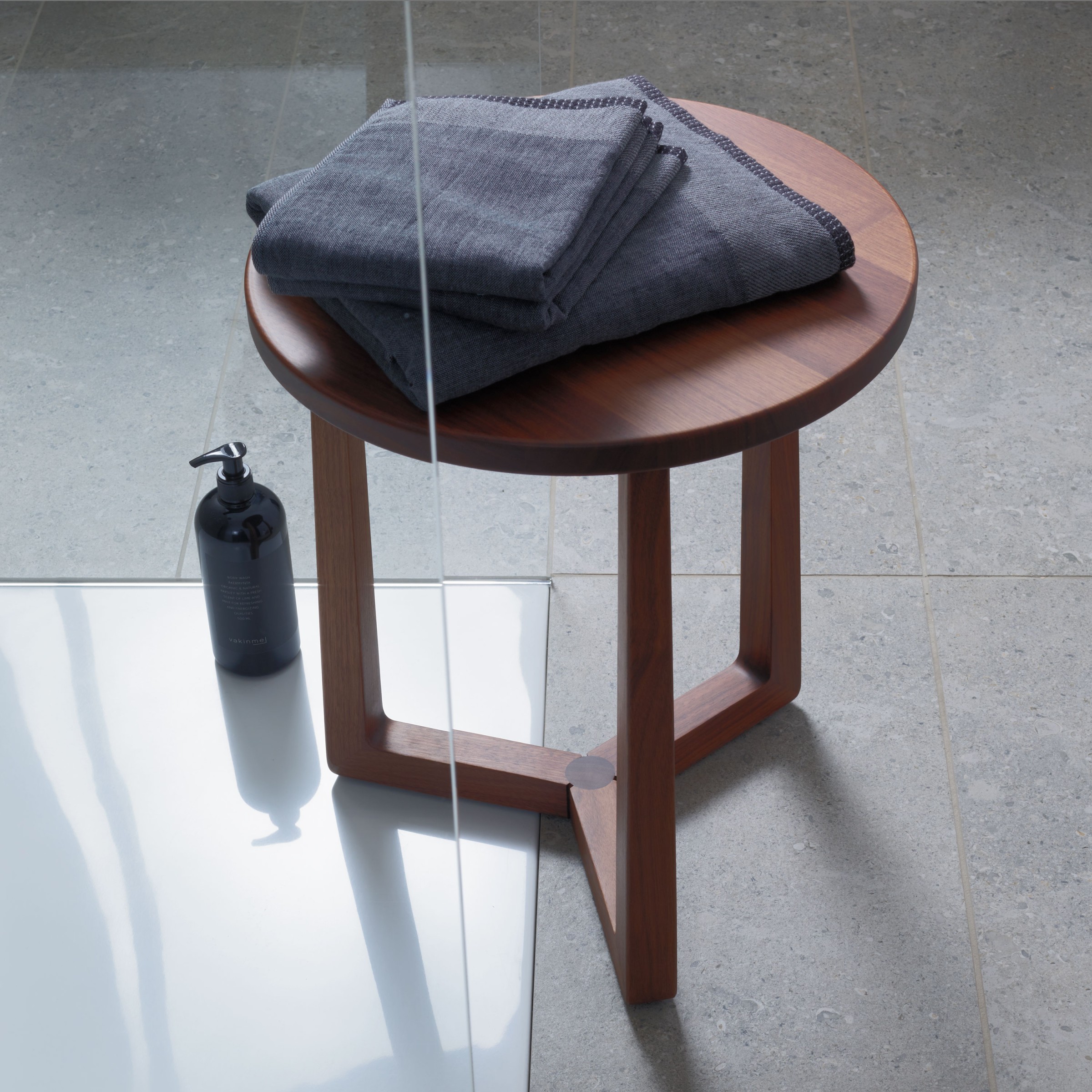 Hocker auf einer Duschwanne der Serie Duravit Tempano