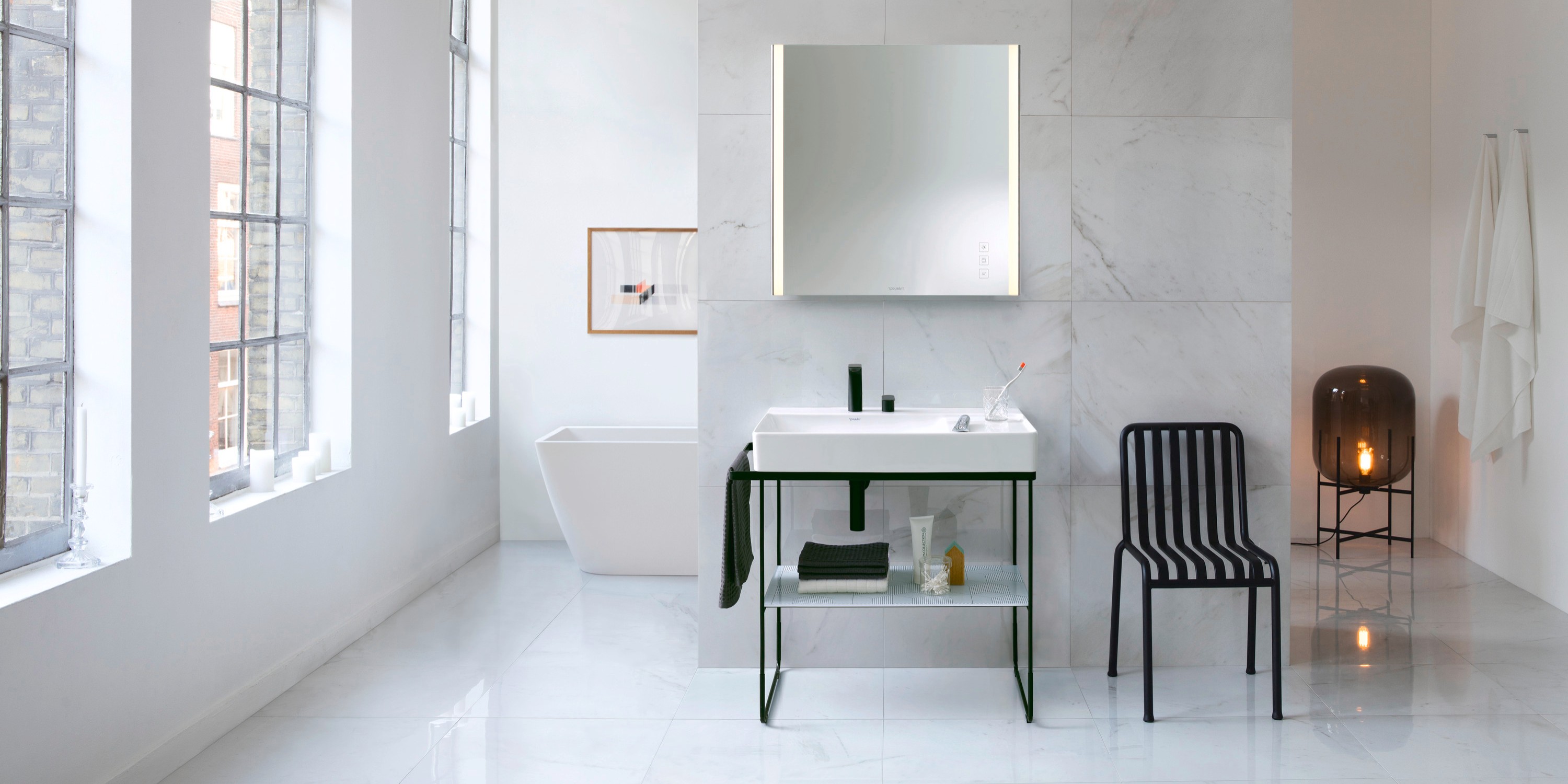 Bagno luminoso con zona lavabo della serie DuraSquare di Duravit.