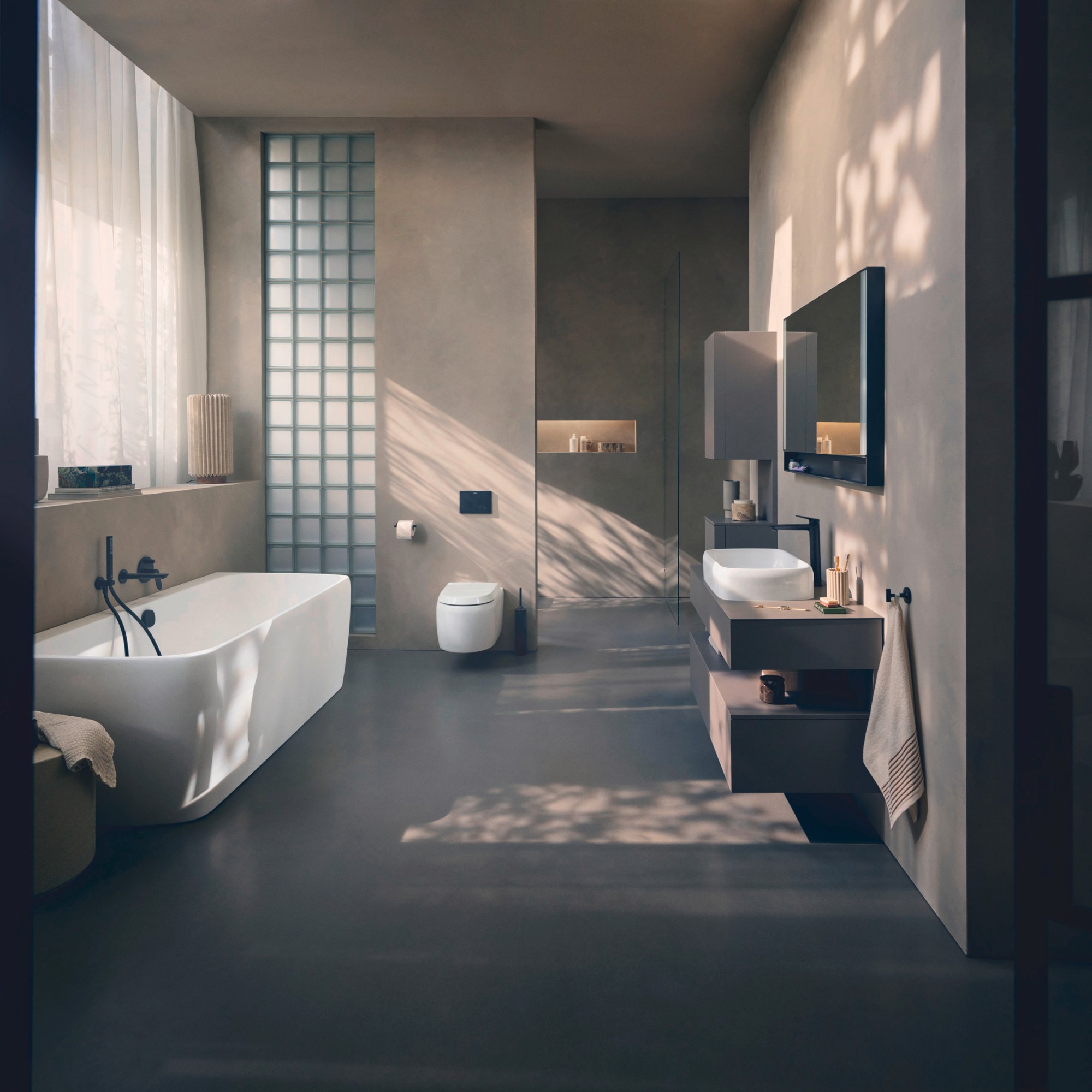 Geräumiges modernes Badezimmer mit Produkten aus der Serie Collection One von Duravit