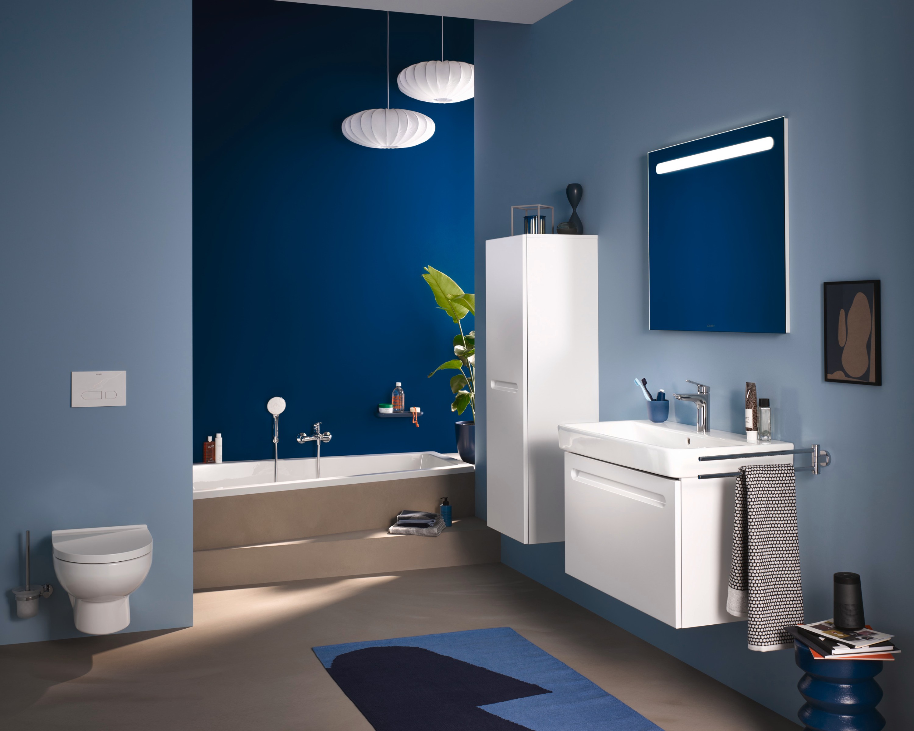 Waschplatz, Toilette und Badewanne der Serie No.1 von Duravit in einem blau gestrichenen Badezimmer 