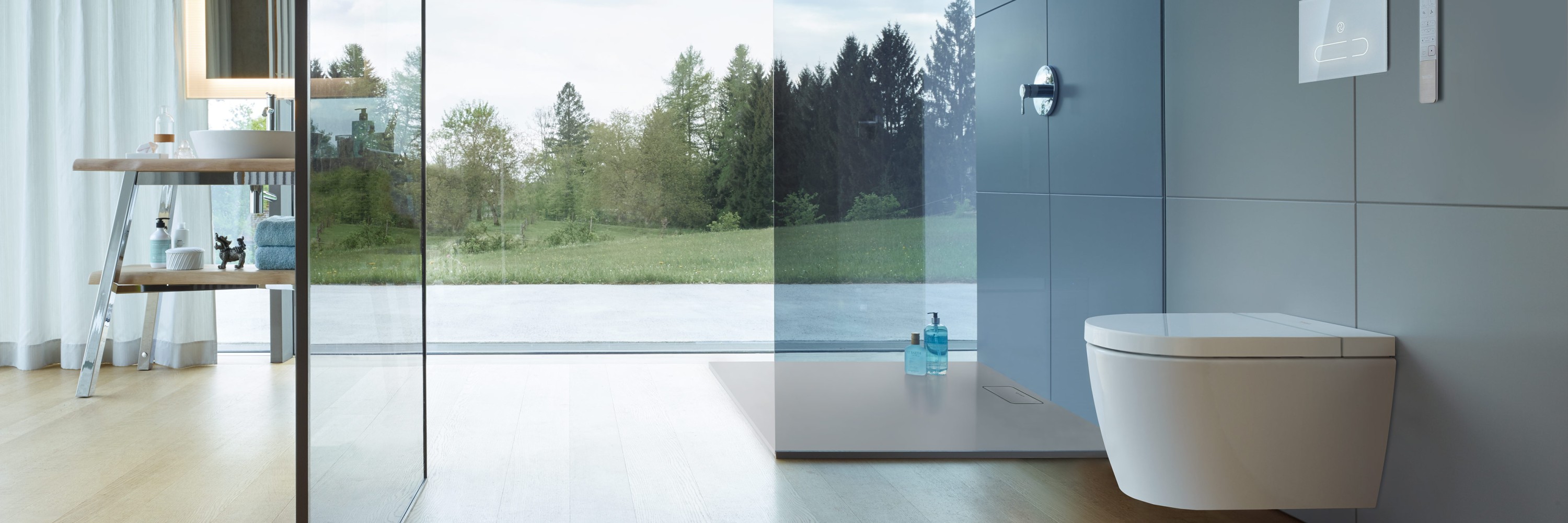 Helles Badezimmer mit Dusche und SensoWash Toilette