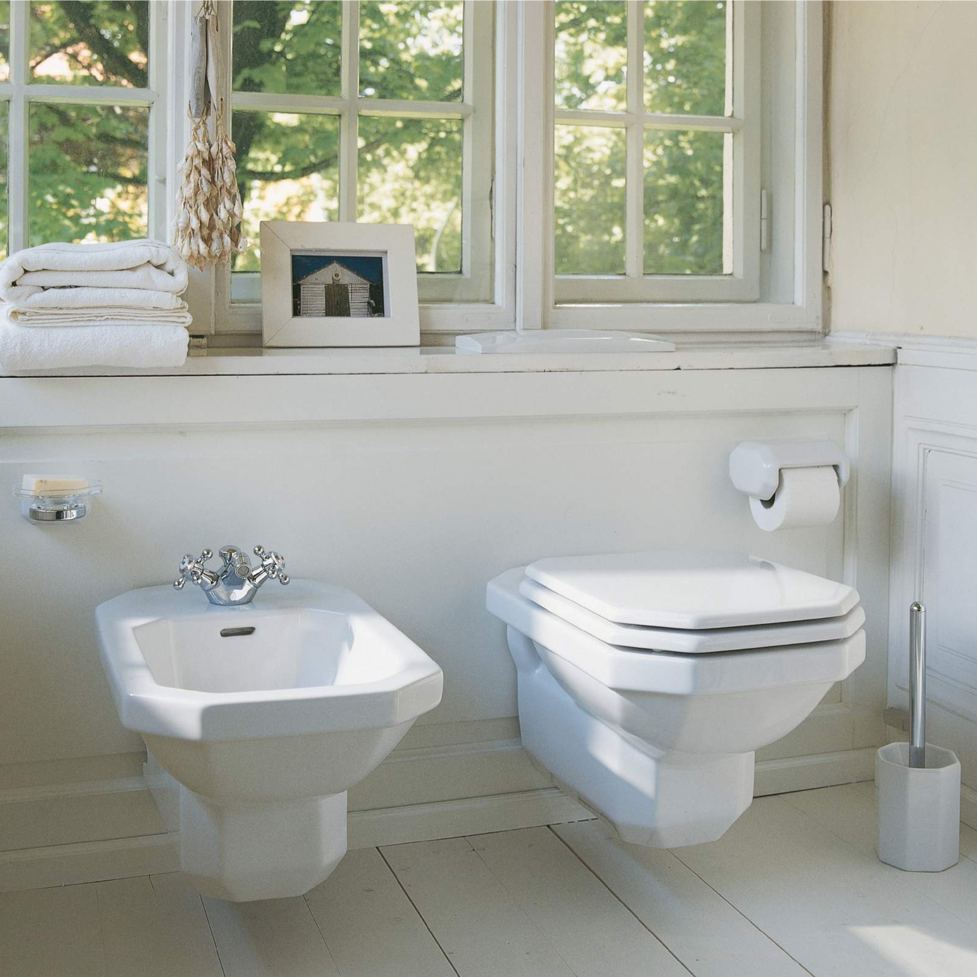 Vaso e bidet Duravit 1930 affiancati in un bagno luminoso.