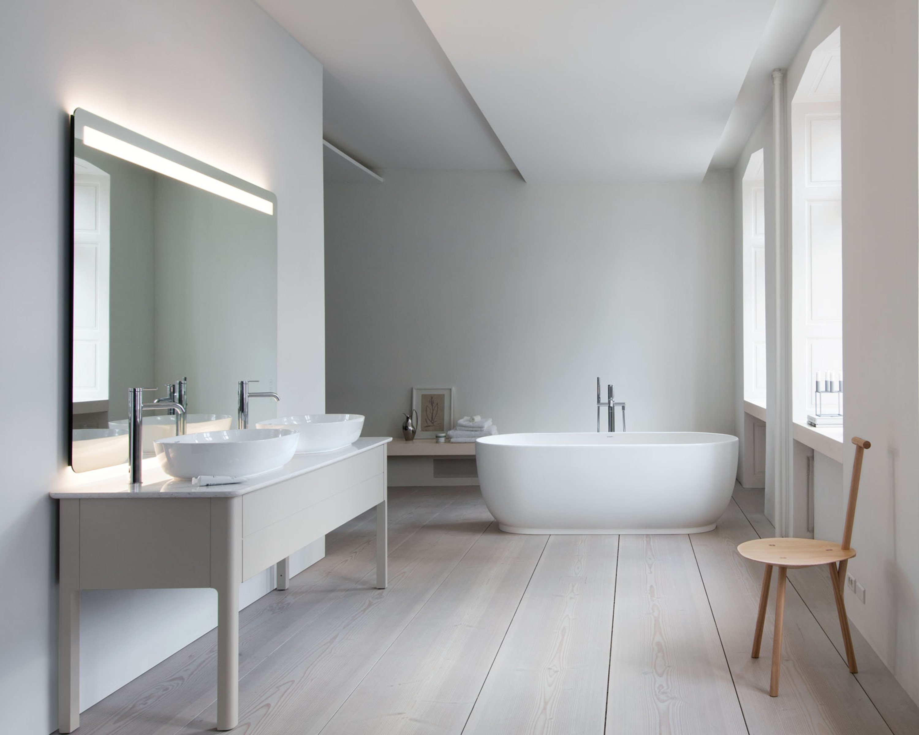 Großes Badezimmer mit Luv Doppelwaschtisch