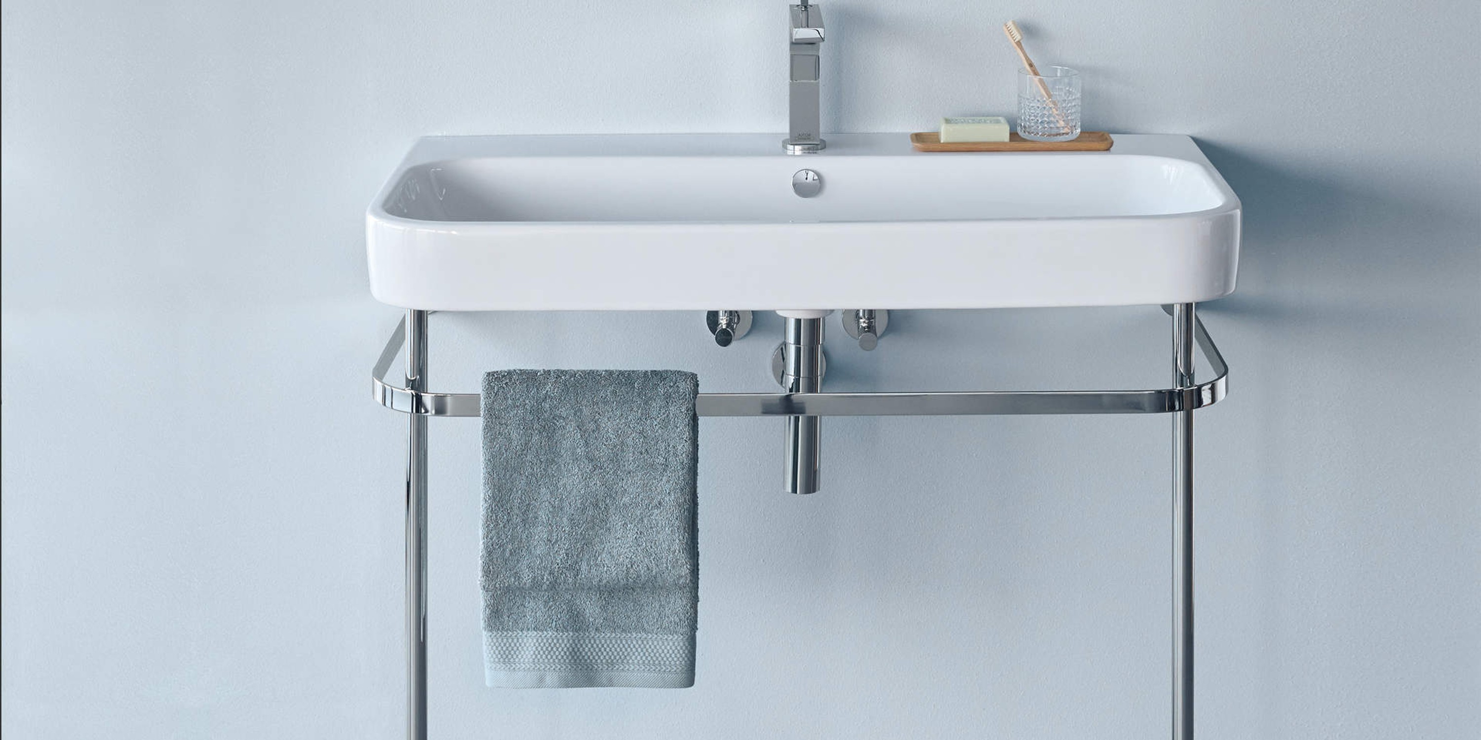 Bright, open bathroom with ceramics and bathroom furniture from the Duravit Happy D.2 series