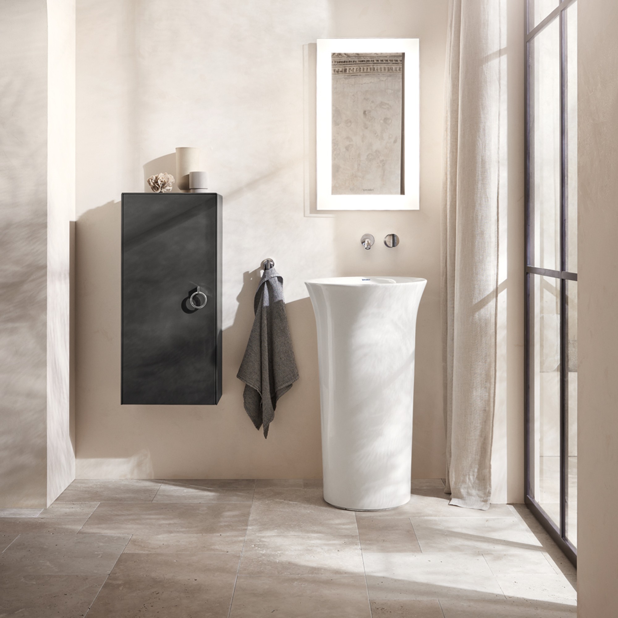 Duravit White Tulip freistehender Waschtisch mit Spiegel neben Halbhochschrank
