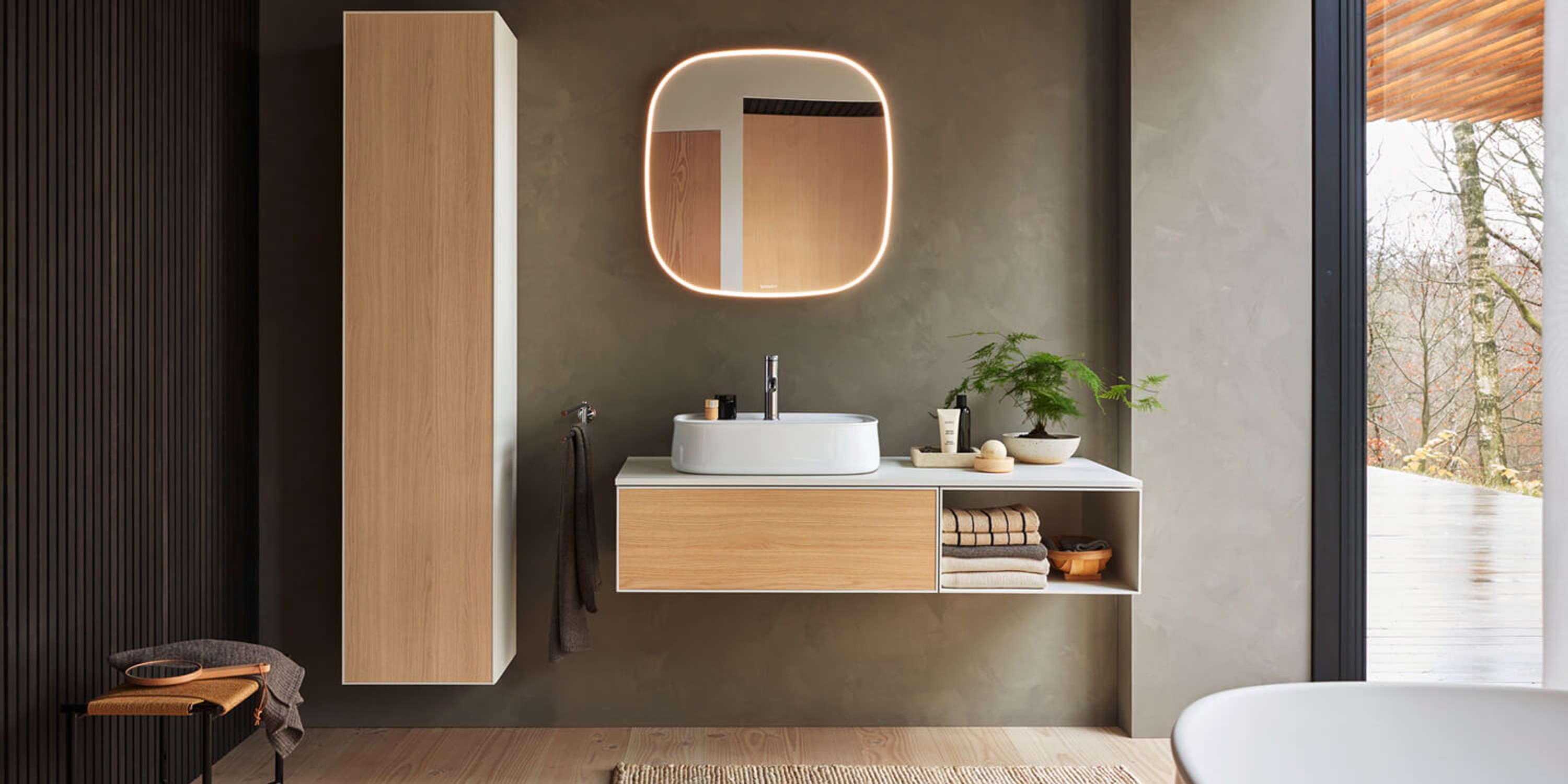 Waschplatz mit Duravit Zencha Aufsatzbecken, wandhängendem Unterschrank und Hochschrank mit heller Holzoberfläche