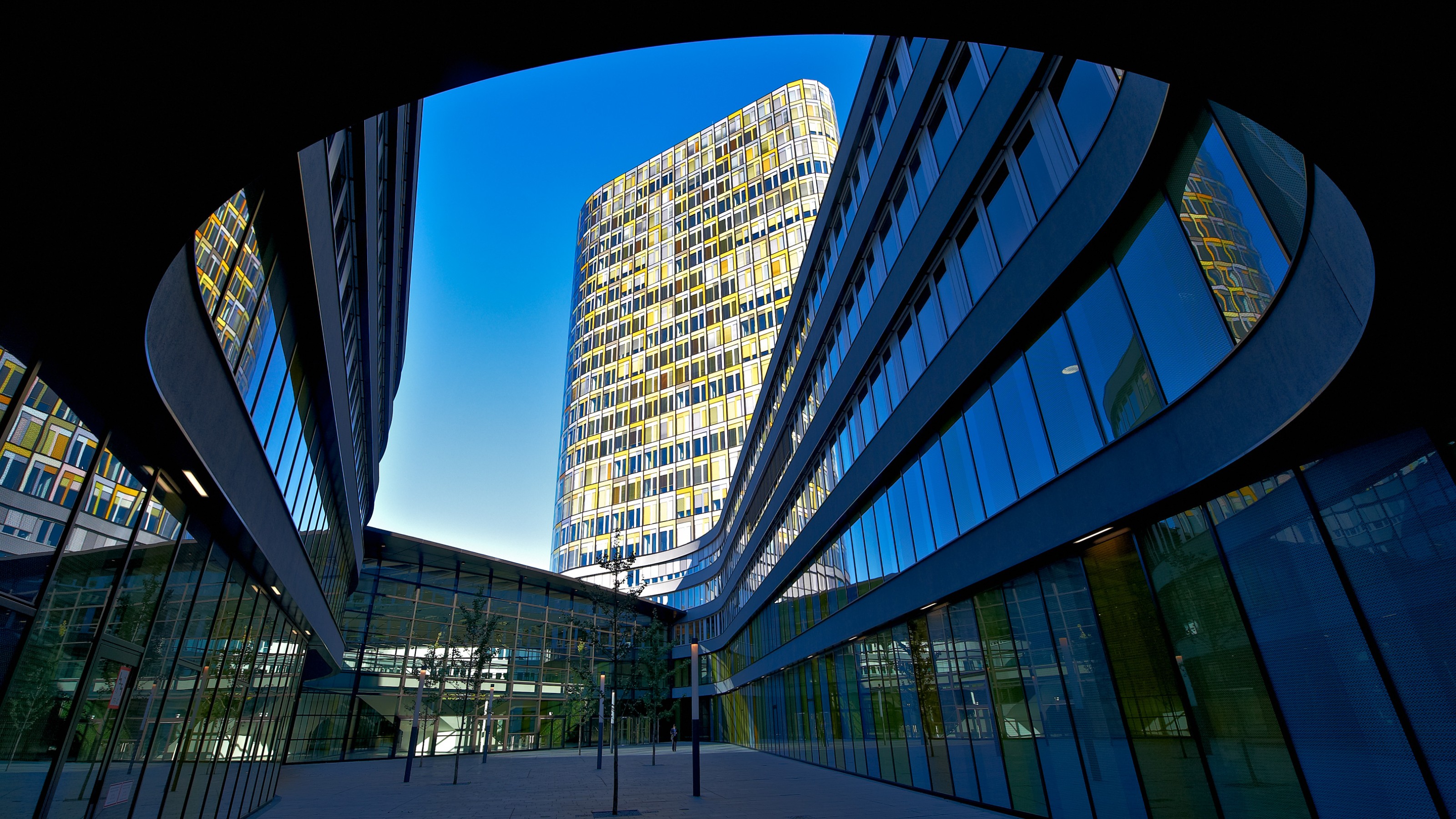 Blick aus dem Innenhof der ADAC Zentrale nach oben