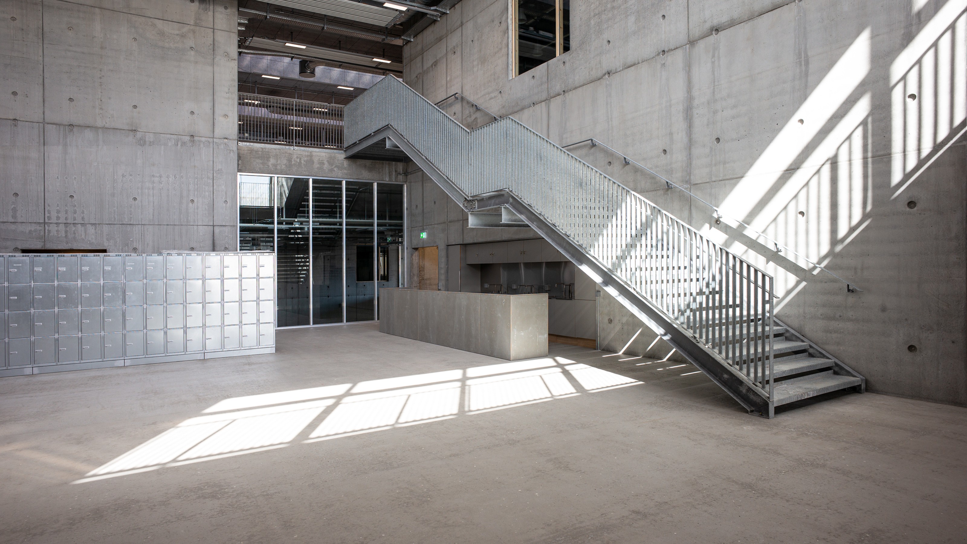 奥胡斯建筑学院,建筑内部视图,左侧为储物柜,右侧为楼梯