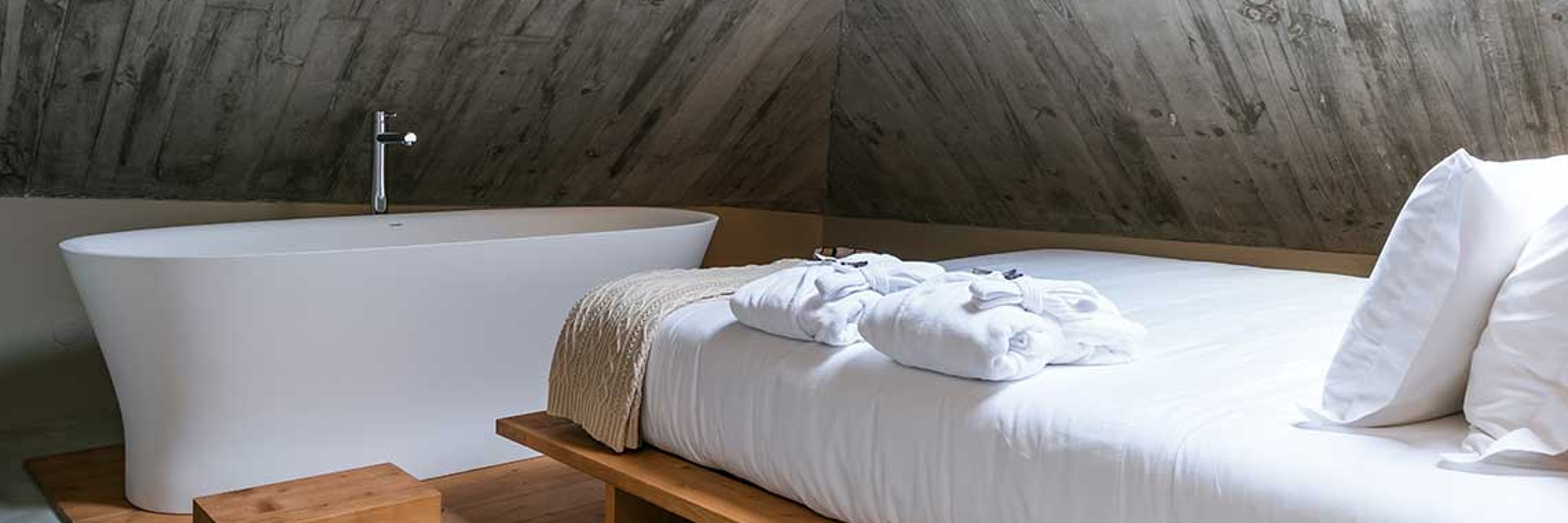 Armazem Luxury Housing, bed on the right, bathtub on the left/in front of the bed