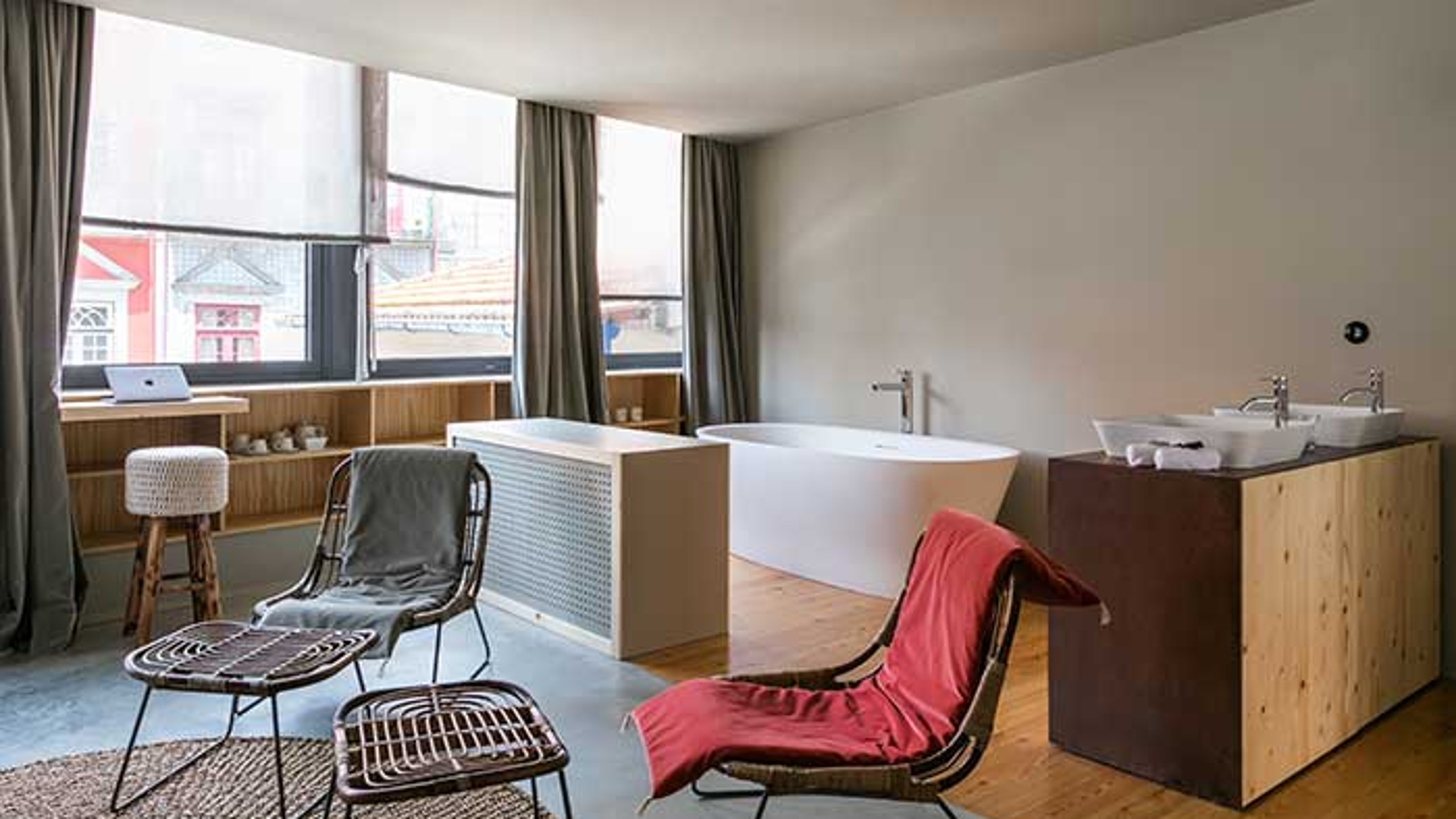 Armazem Luxury Housing, seating area on the left, bathtub in the background, two washbasins on the right