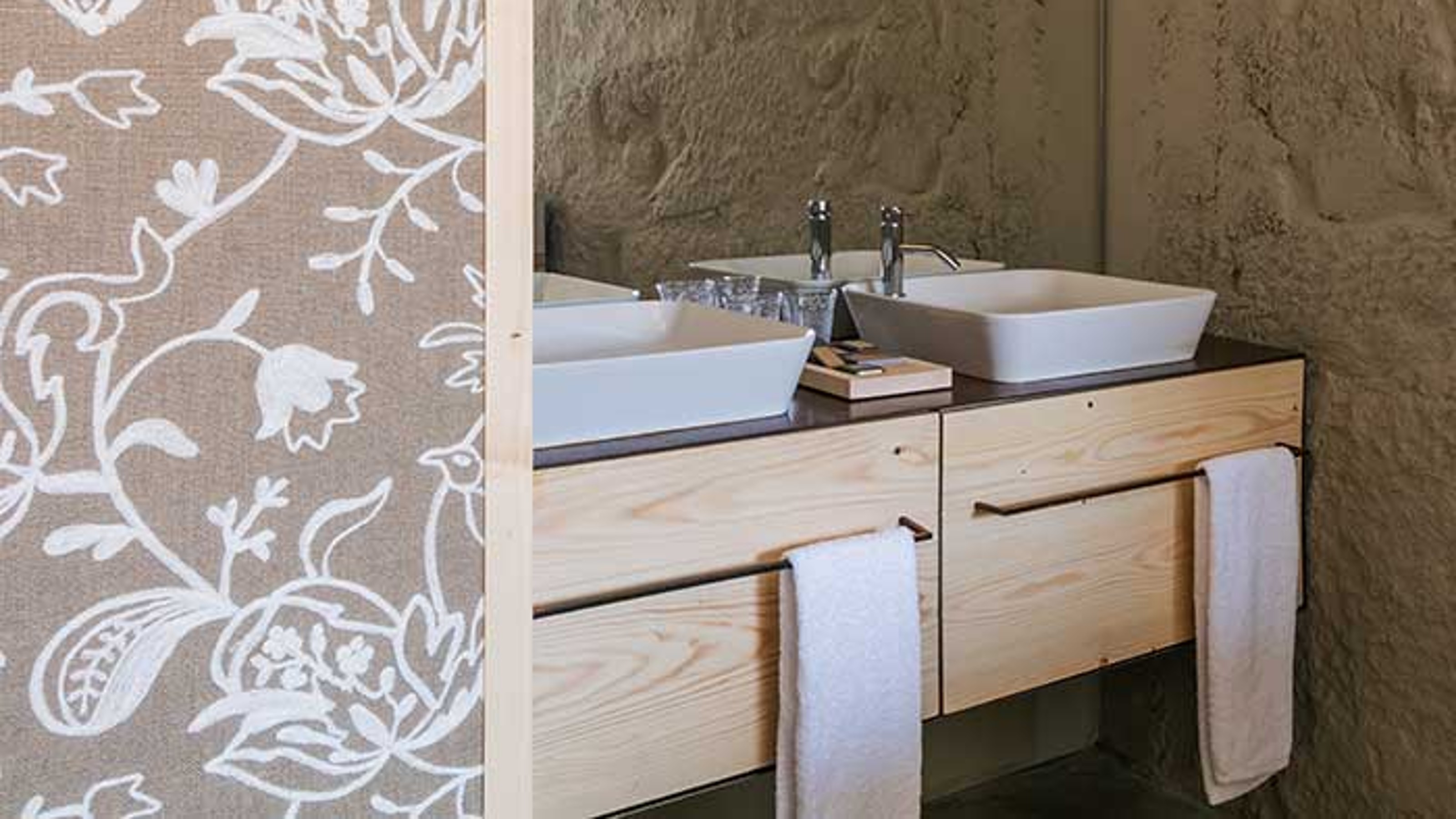 Armazem Luxury Housing, two washbasins
