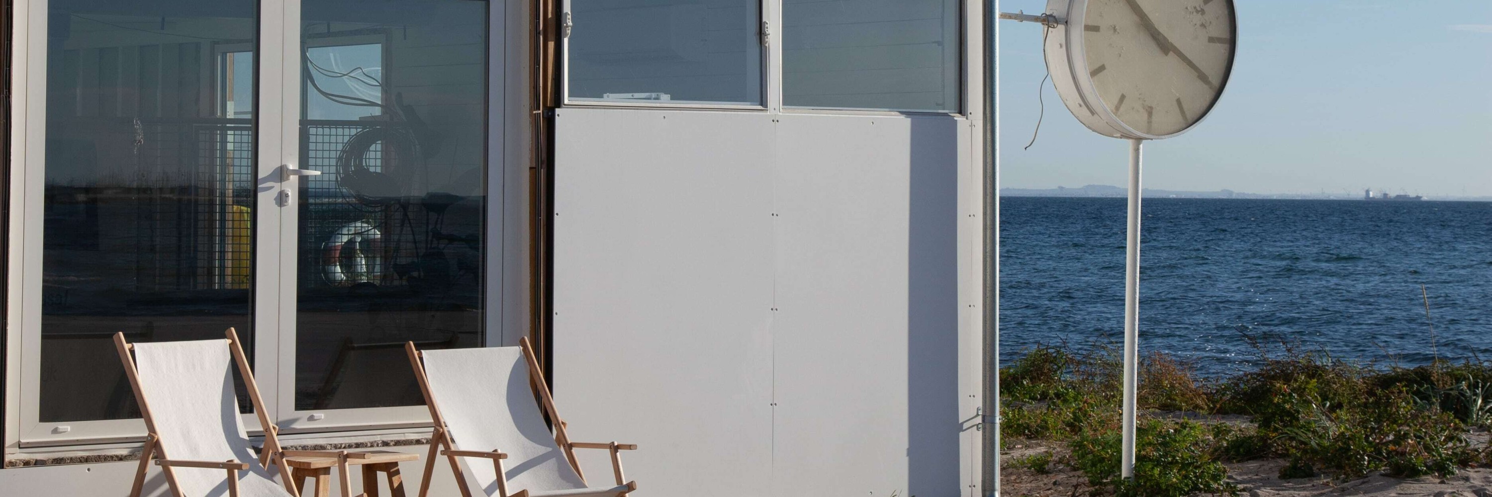 Arne Jacobsen Bathhouse, exterior view with the sea in the background