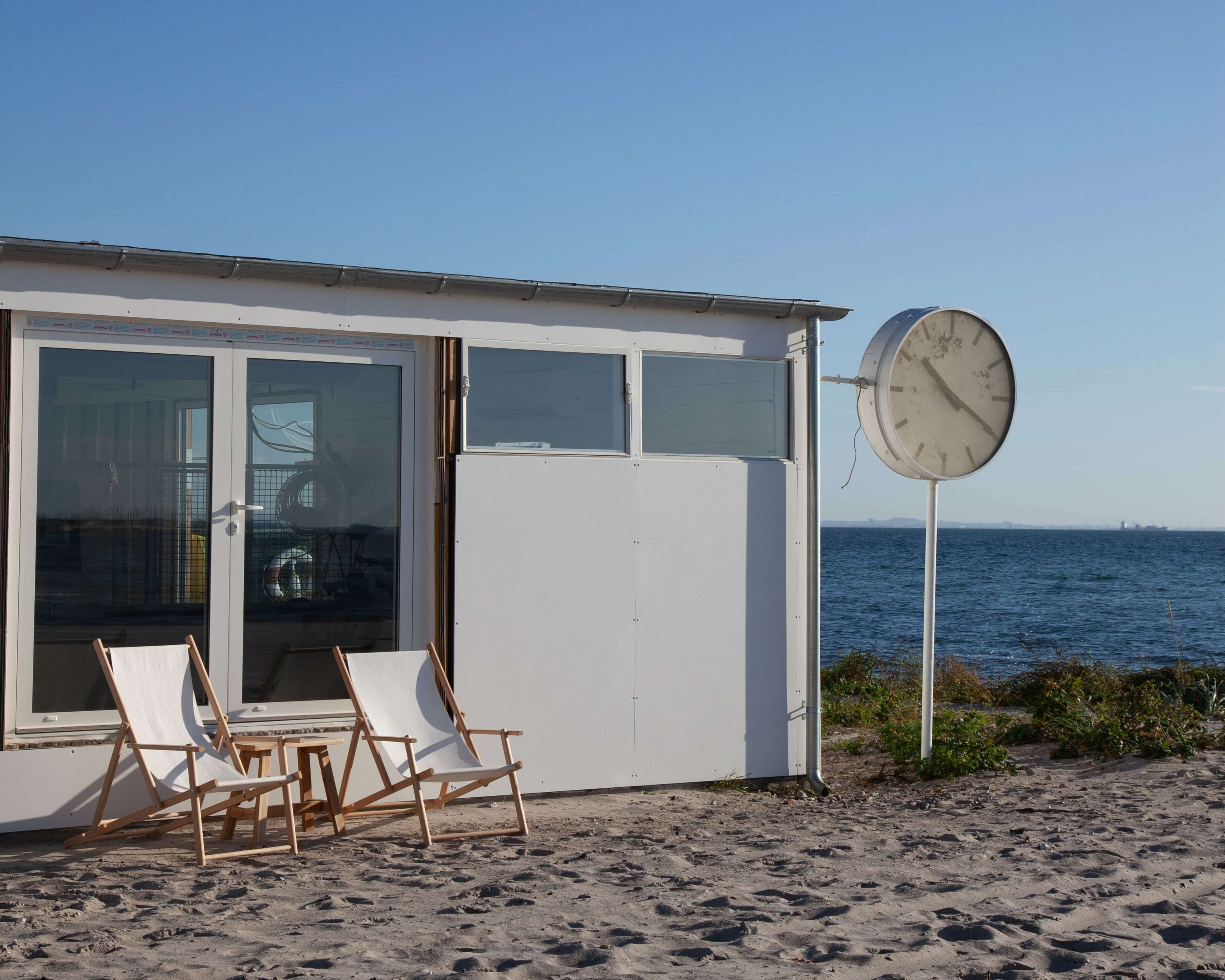 Ein Teil des weißen Badehauses am Bellevue Strandbad von Arne Jacobsen