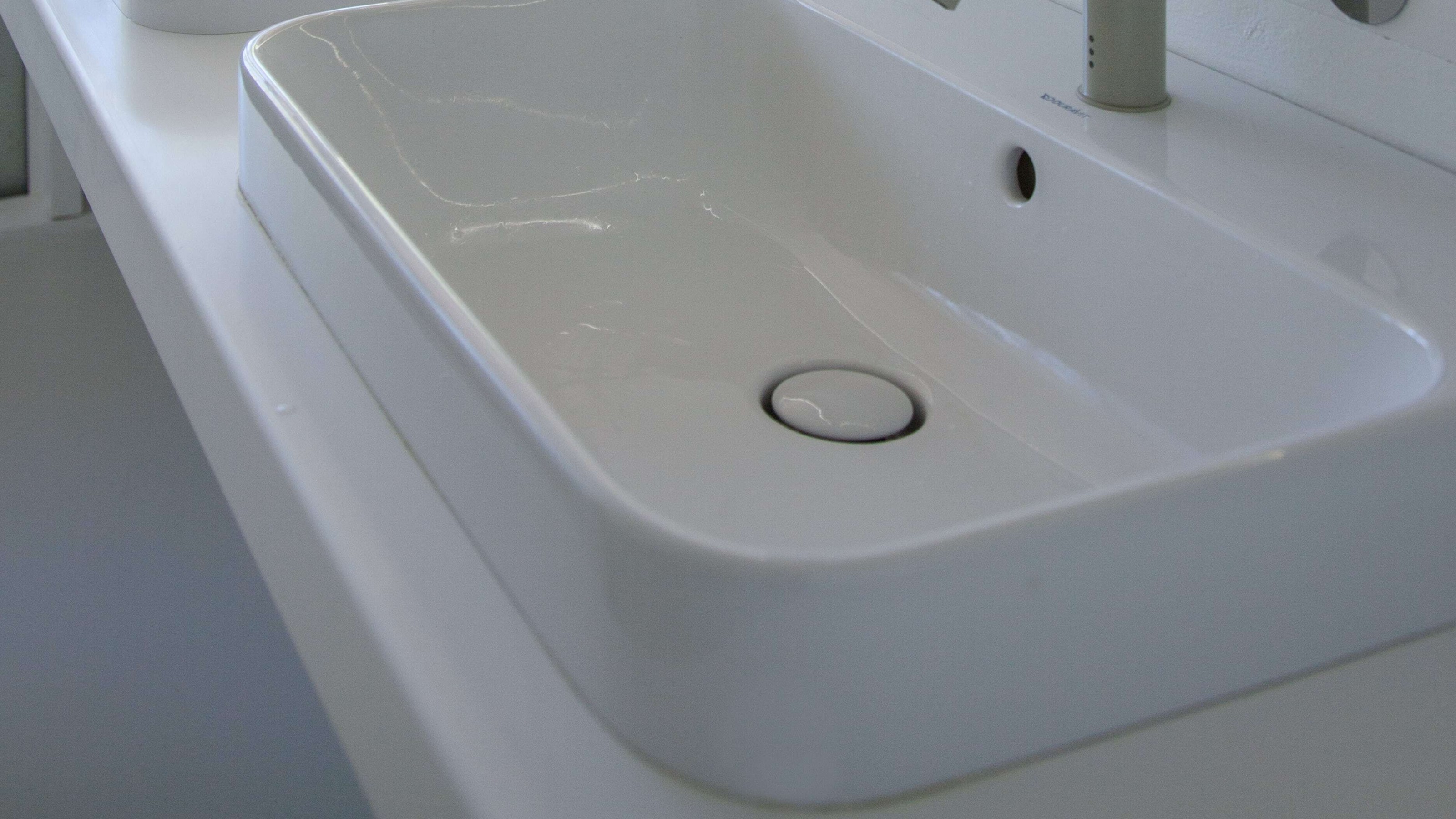 Handwriting: The bathrooms with the white washbasins Happy D.2 Plus and the gently rounded mirrors of the Zencha series exude a typical Jacobsen look. (Image source: Duravit AG)
