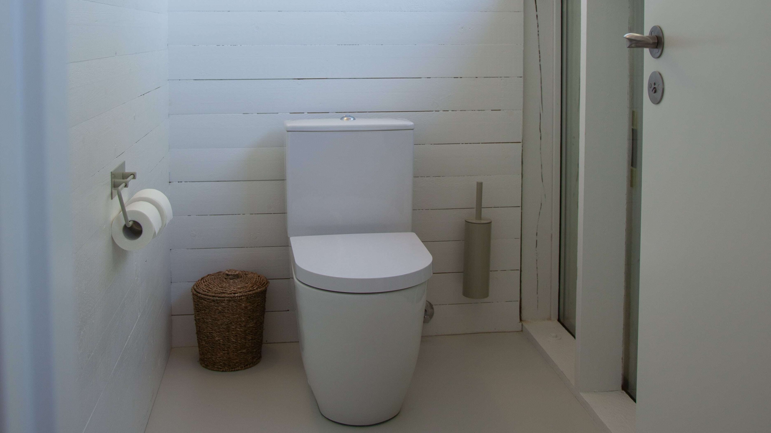 Tone on tone: In the toilets, Temple Bath relied on the snow-white ME by Starck floor-standing toilets. (Image source: Duravit AG)
