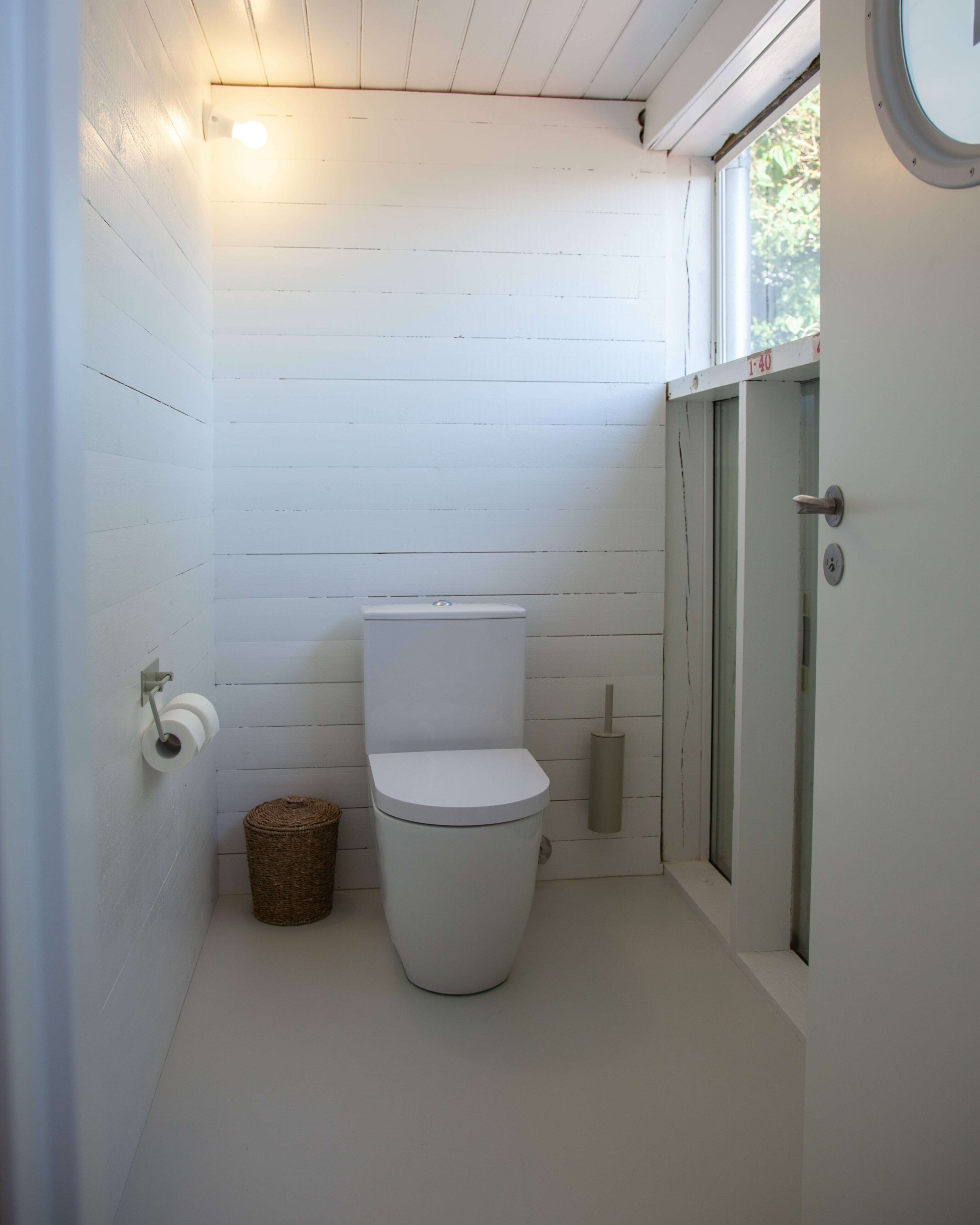 Weißes Stand-WC von Duravit in WC-Raum des Badehauses