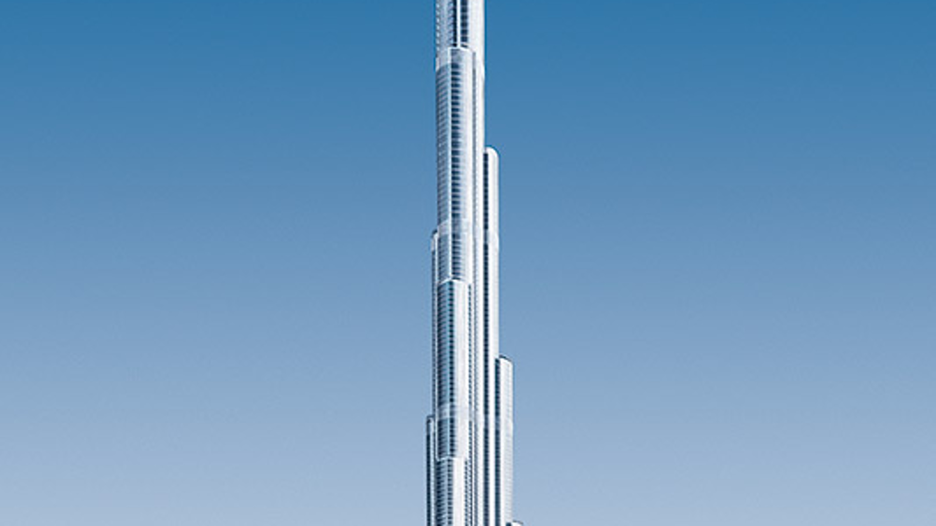 Burj Khalifa, Gebäudeansicht von außen bei strahlend blauem Himmel