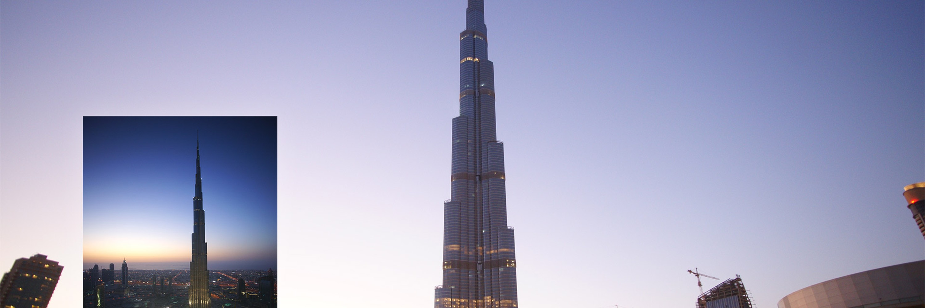 Burj Khalifa, beleuchtetes Gebäude von außen bei Dämmerung