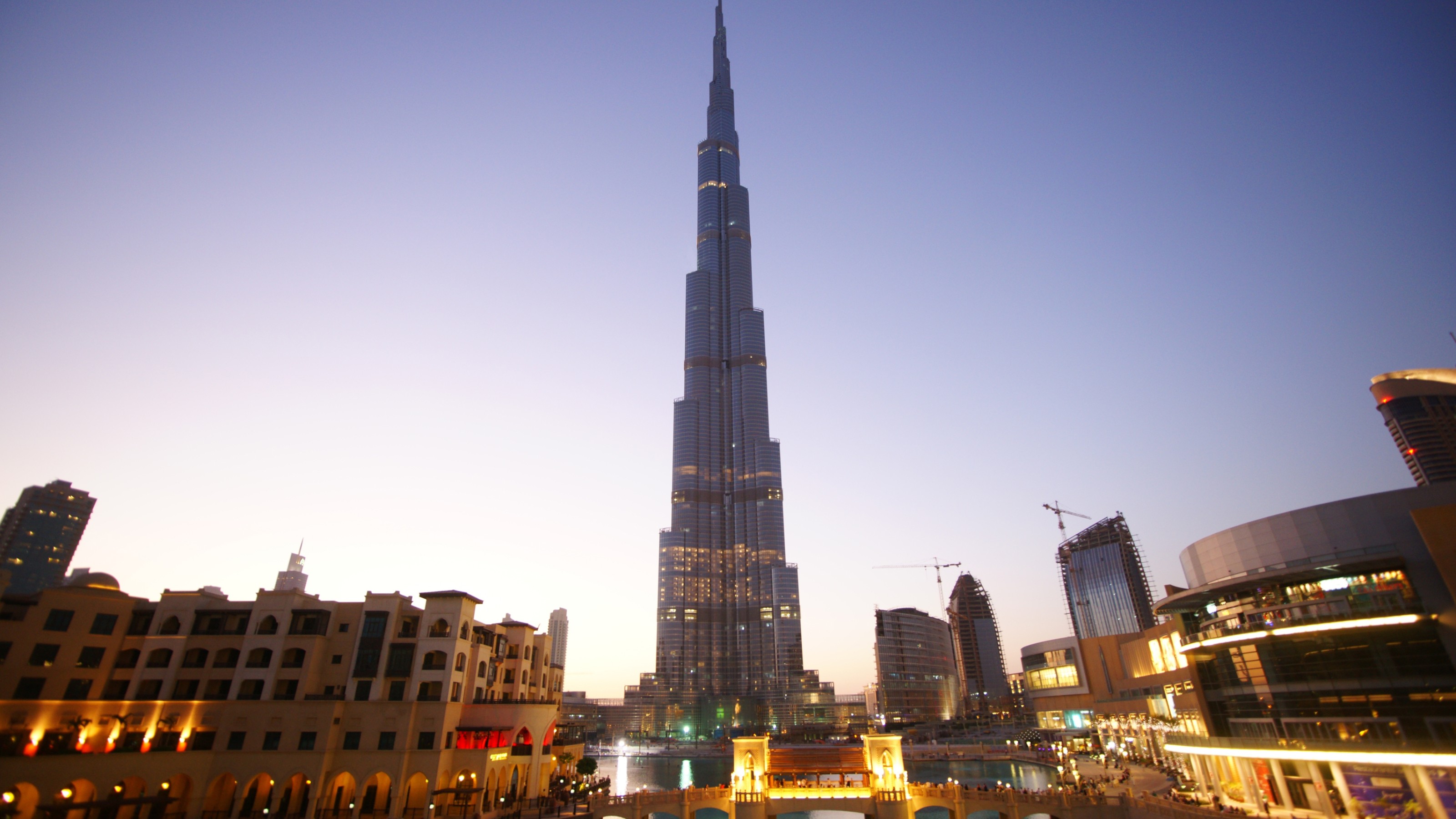 Burj Khalifa, Gebäudeansicht von außen bei Sonnenuntergang mit Umgebung