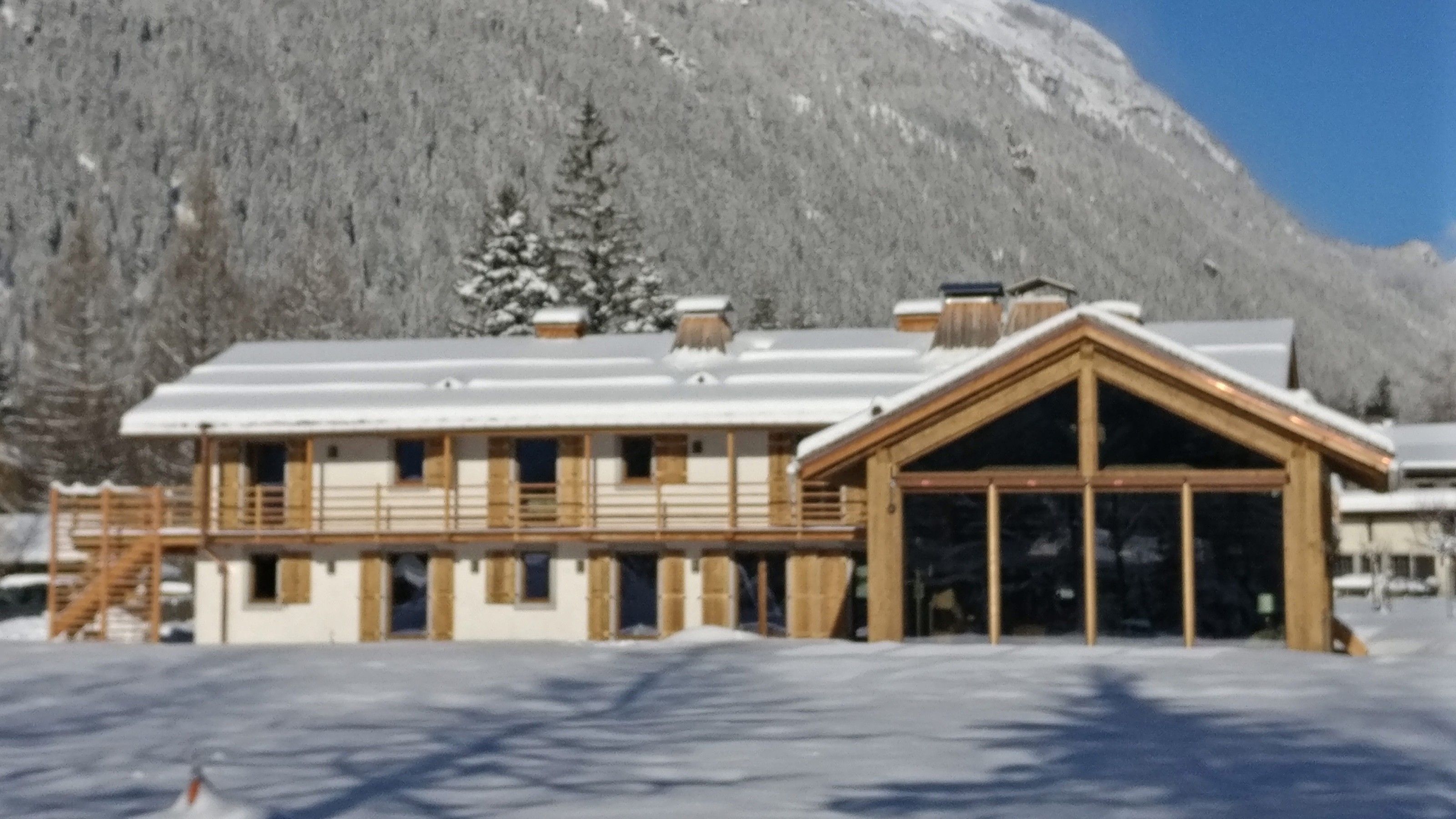 Chalet am Mont Blanc, Gebäudeansicht von außen mit Schnee und Bergen im Hintergrund