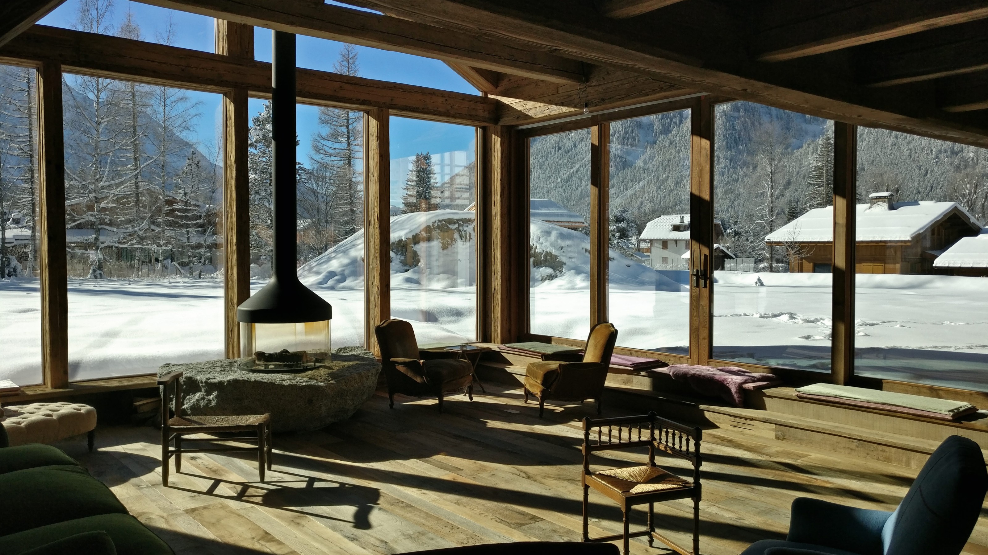 Chalet am Mont Blanc, Gebäudeansicht von inne, Wohnzimmer mit Kamin