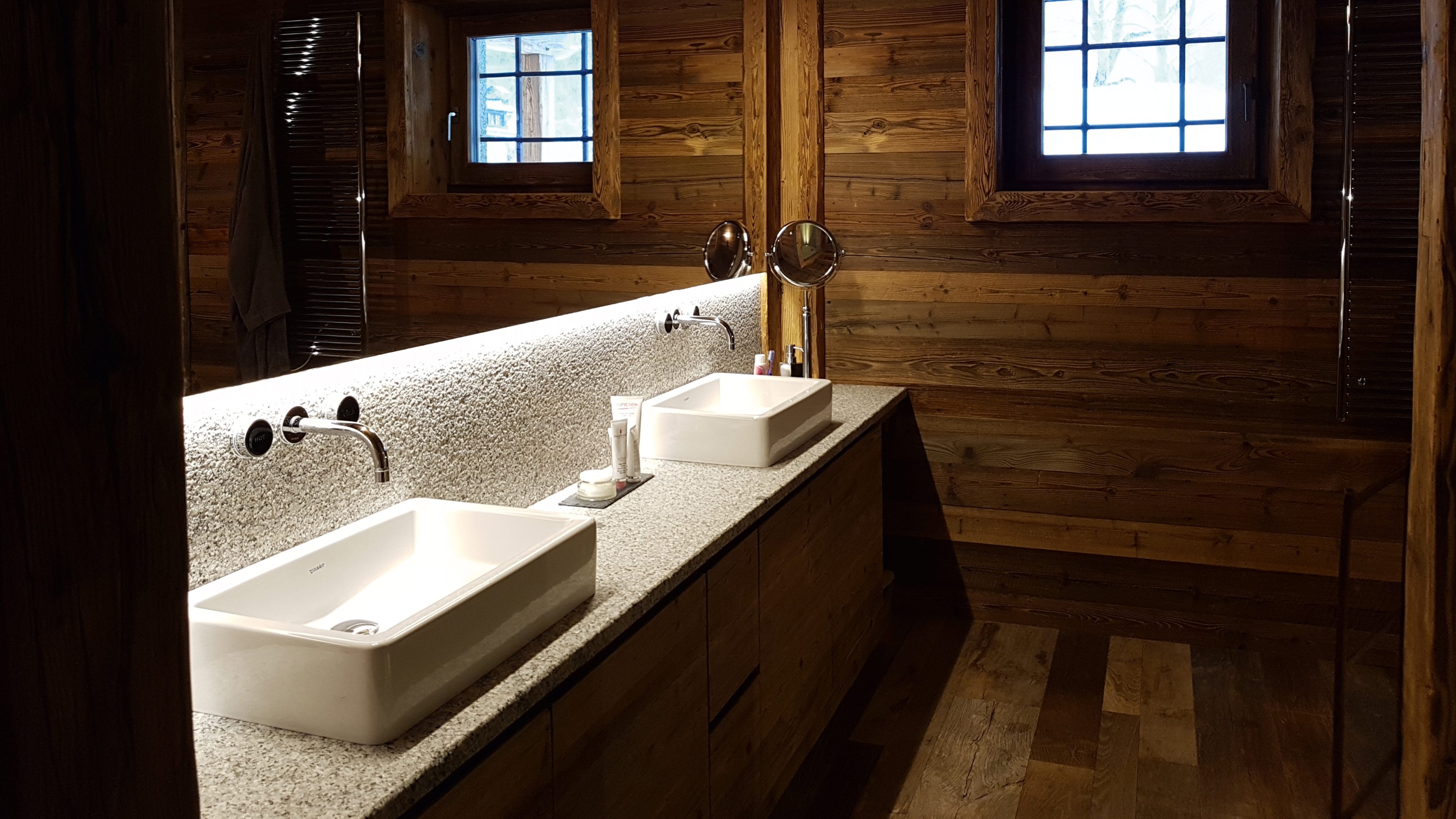 Chalet am Mont Blanc, Gebäudeansicht von innen, Badezimmer mit zwei Waschplätzen links