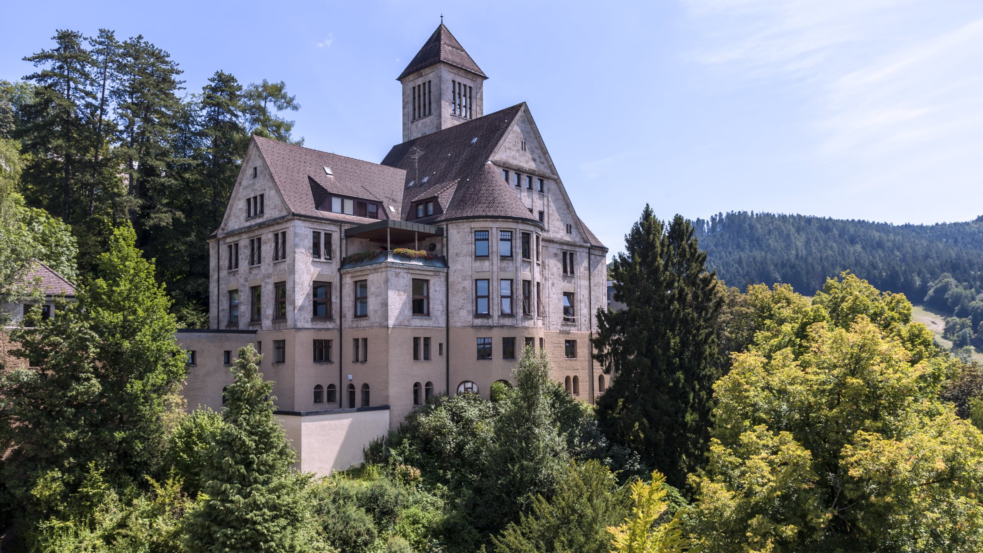 Krankenhaus. Seit 2017 ist Gut Berneck wieder in Familienbesitz und fungiert seit 2023 als Denkmal, Gästehaus, Veranstaltungsort und Museum. (Bildquelle: Duravit)