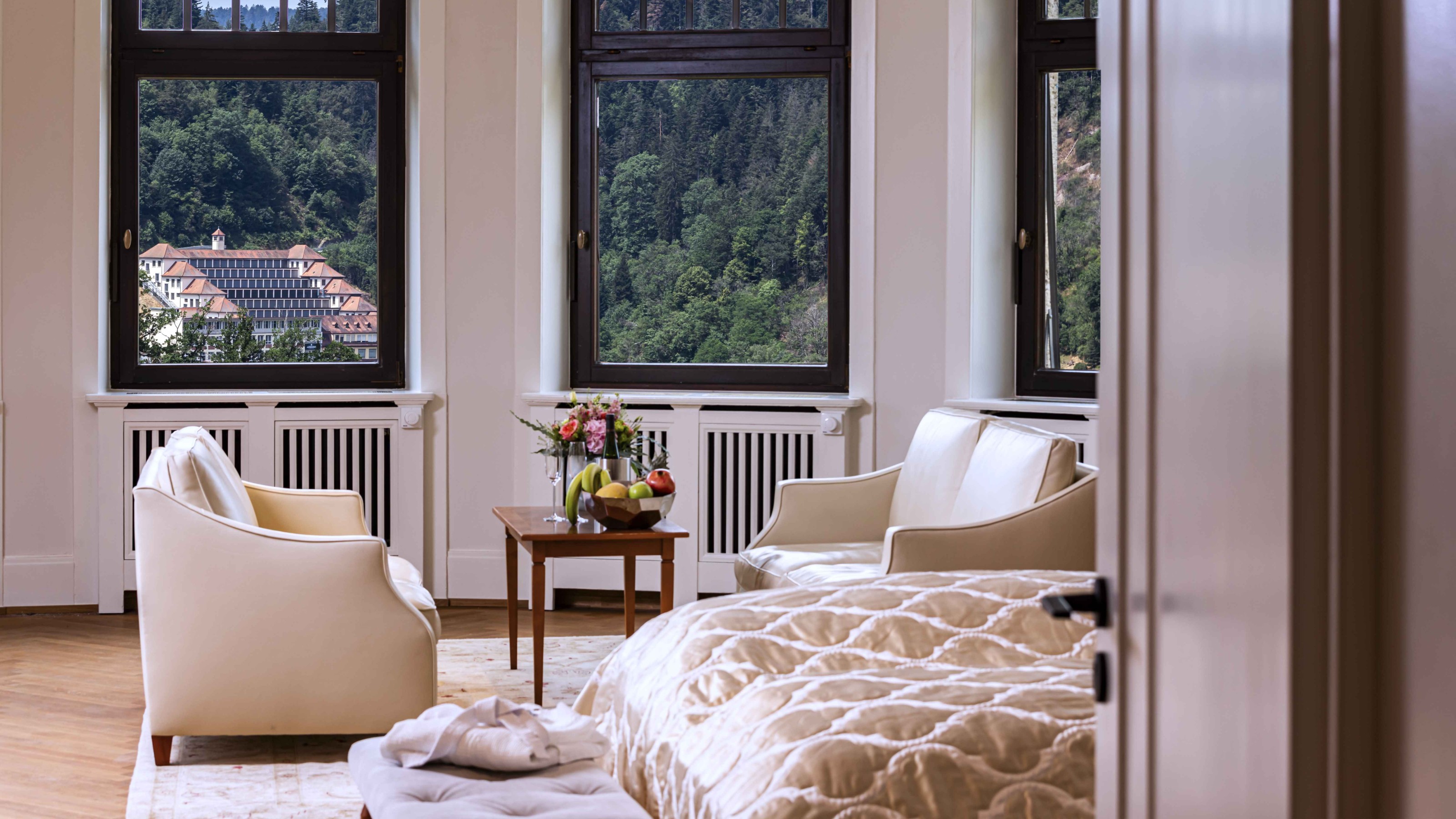 Terrassenbau: Aus den großzügigen Suiten ist der Terrassenbau der Junghans-Fabrik ersichtlich. (Bildquelle: Duravit)