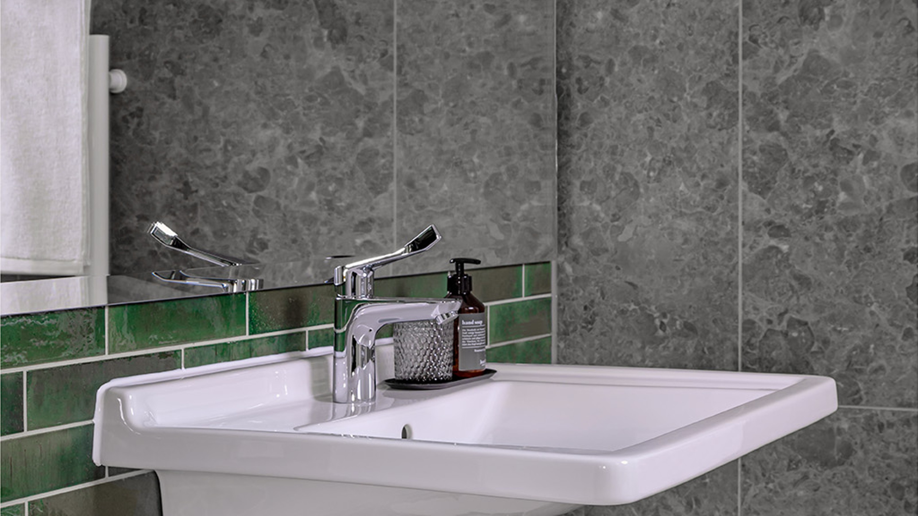 Inklusiver Komfort: In der barrierefreien Suite verbindet der Waschtisch Vital der Starck 3 Serie komfortable Nutzung mit Ästhetik. (Bildquelle: Duravit)