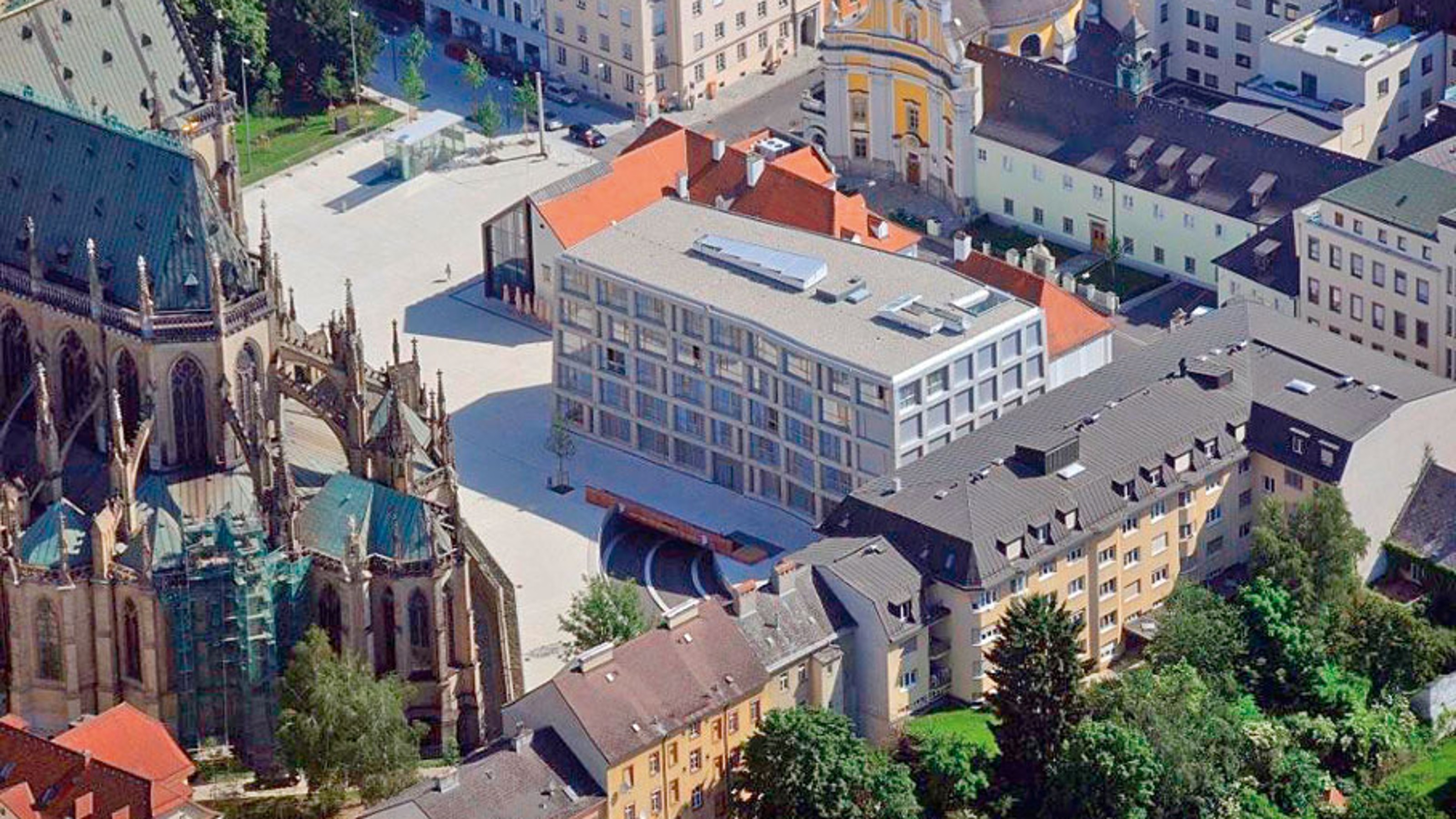 Hotel am Domplatz, bird's-eye view of Cathedral Square with the hotel in the centre