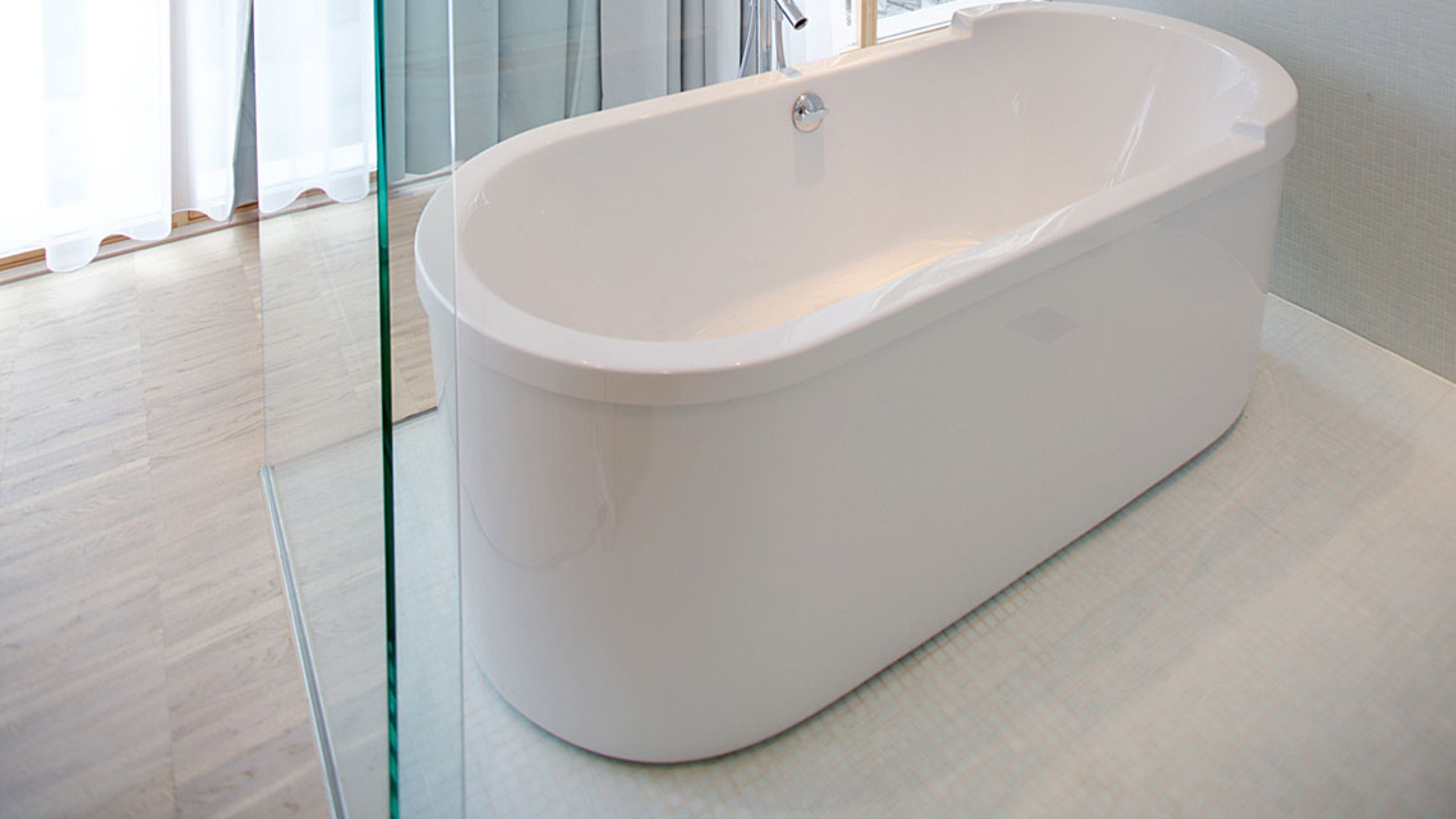 Hotel am Domplatz, view of the bathtub in the glass-enclosed bathroom