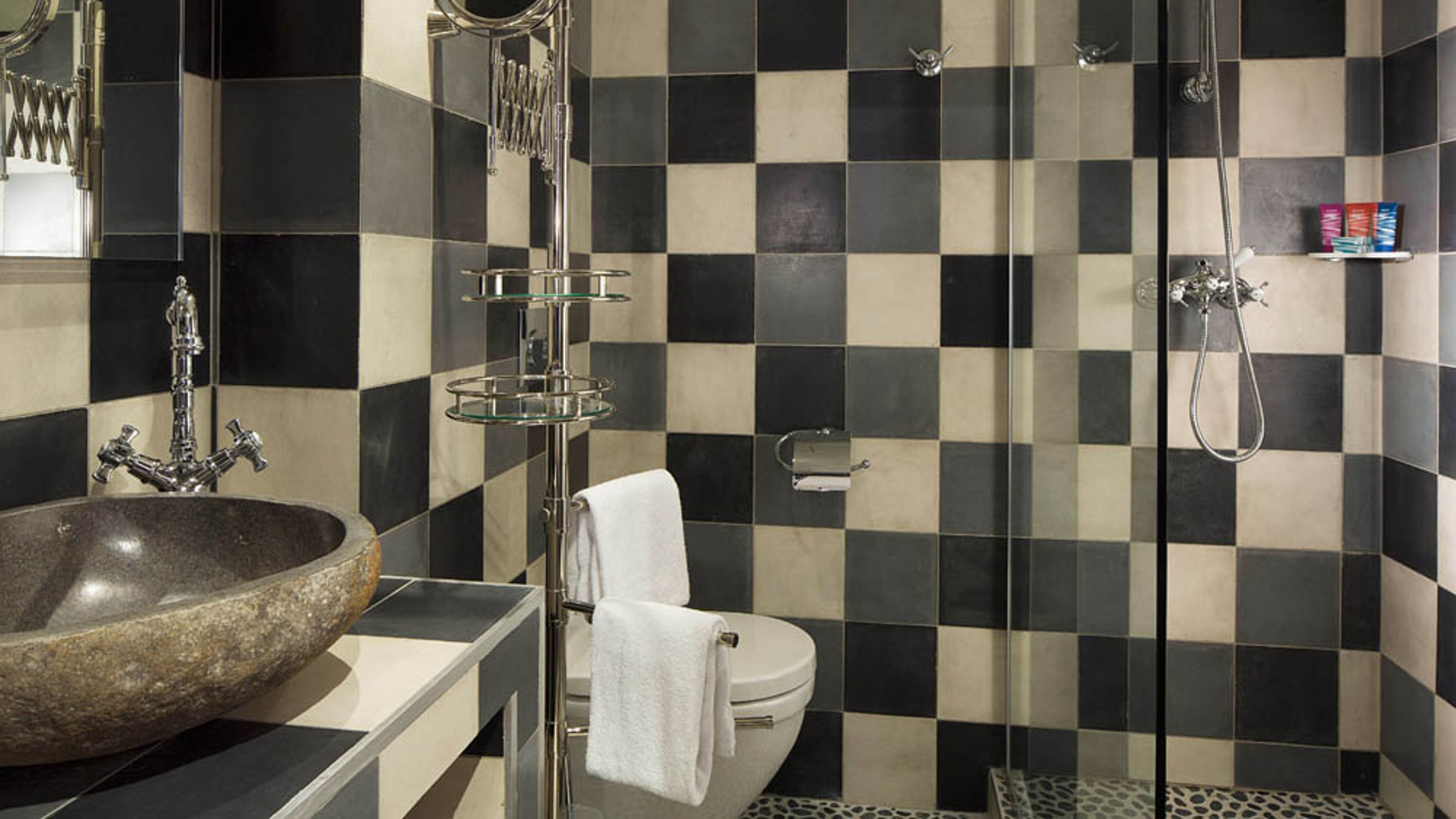 Hotel du Continent, bathroom with washbasin on the left, toilet in the centre, shower on the right