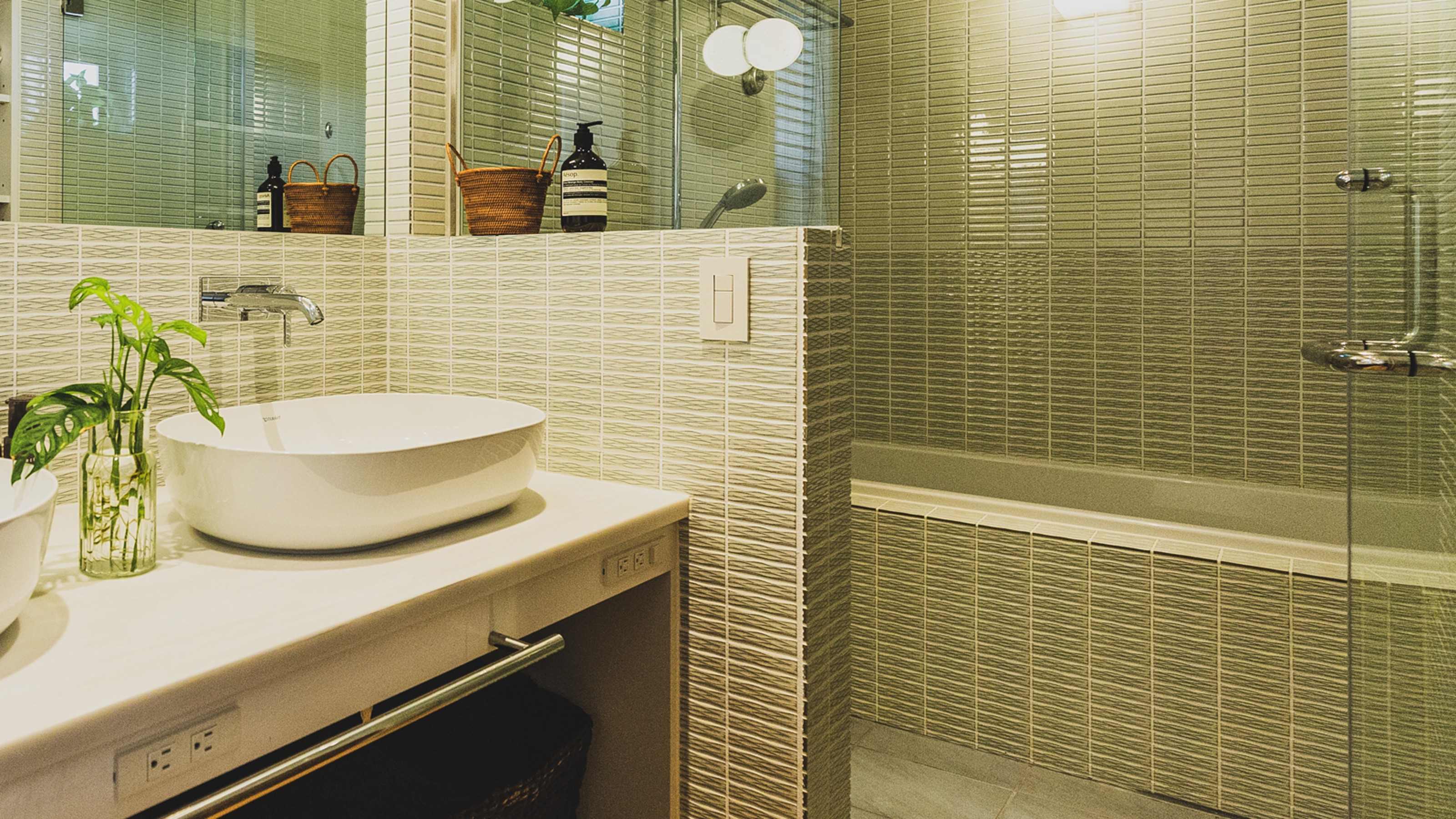 House of Reminiscence, bathroom with washbasin on the left and bathtub on the right in the background