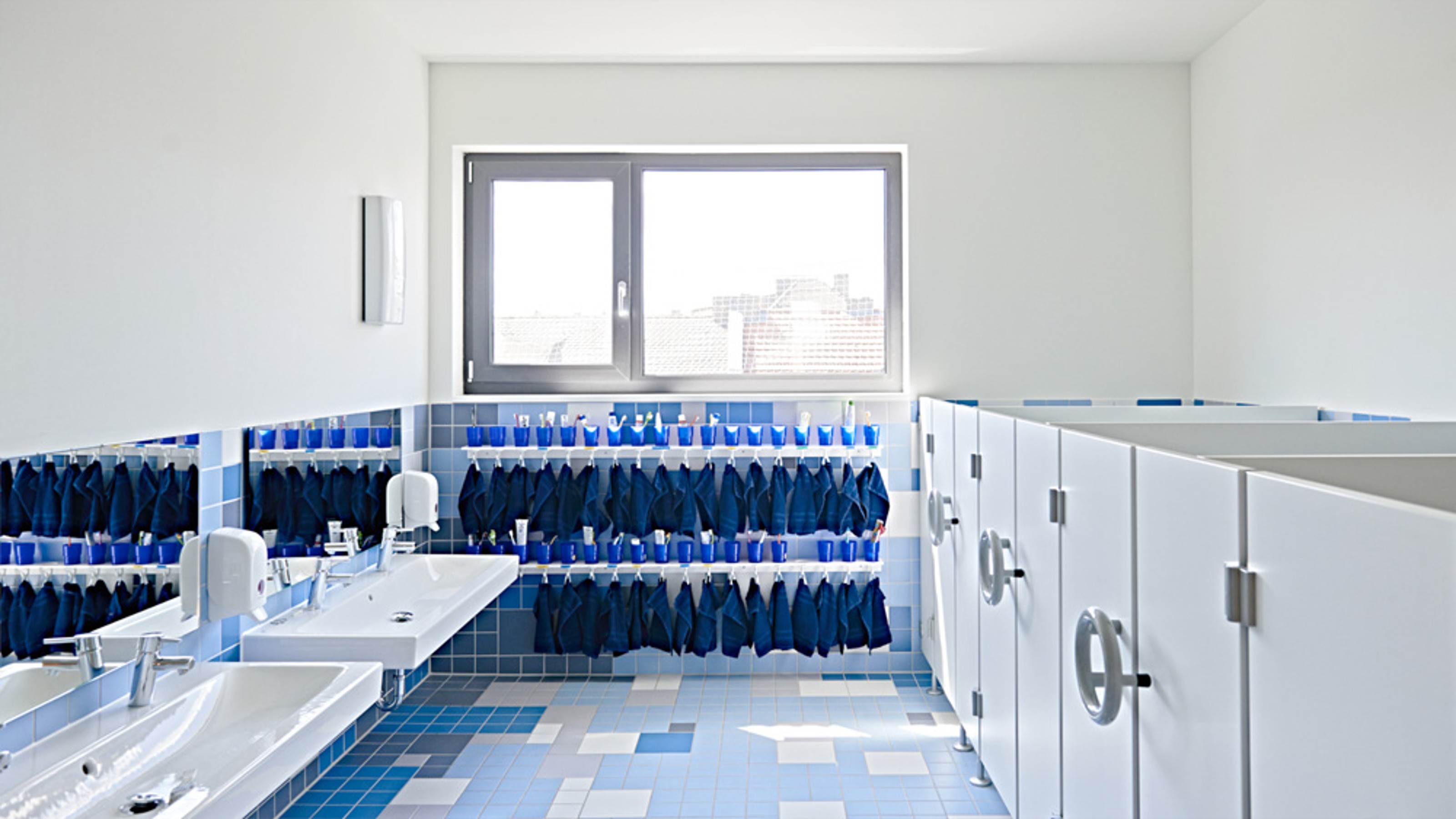 KiTa Wolke 10, children's bathroom, child-friendly washbasins on the left, child-friendly toilet cubicles on the right