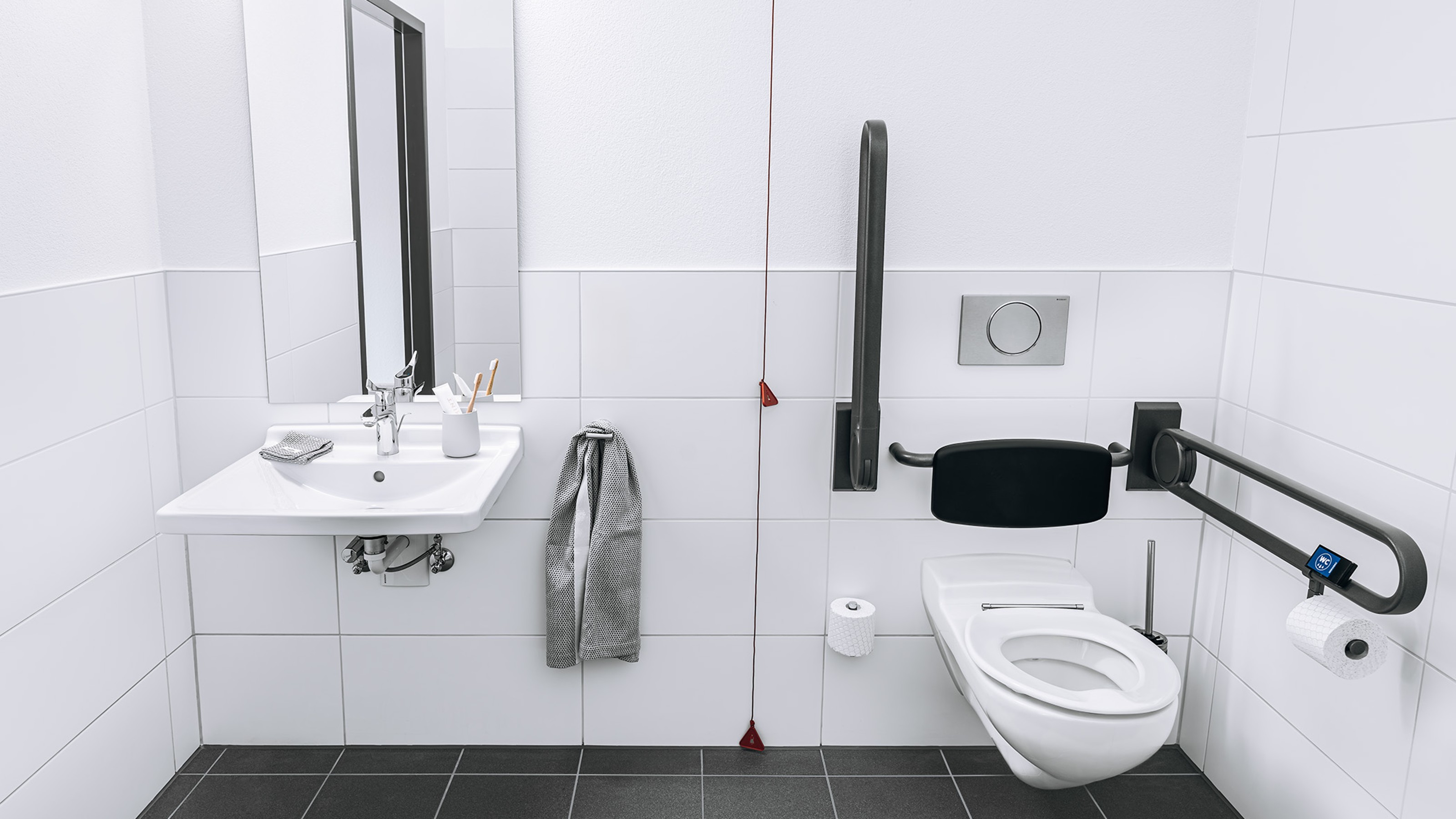 Ohne Barrieren: Der Waschtisch Starck 3 Vital und das Wand-WC Architec Vital mit extratiefer Ausladung sorgen dank gut durchdachter Anordnung sowie Sicherheitsgriffen für mehr Selbstständigkeit im Alltag. (Bildquelle: Duravit AG)