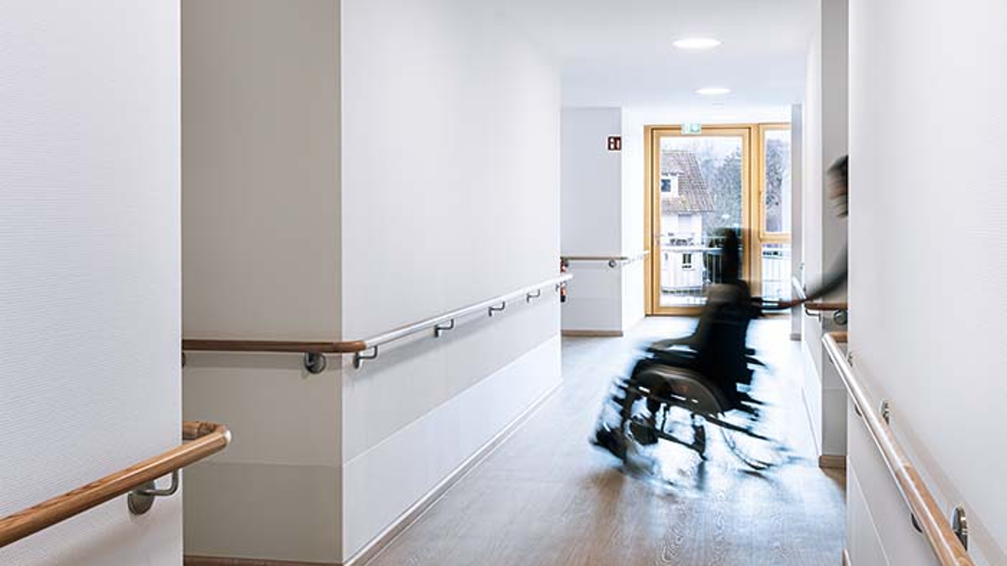 Sicher bewegt: Breite Flure mit stabilen Handläufen sorgen für sichere Fortbewegung und bieten Rollstuhlfahrern sowie gehbehinderten Personen ausreichend Platz. Die helle Gestaltung und der warme Holzboden schaffen dabei eine angenehme Atmosphäre. (Bildquelle: Duravit AG)