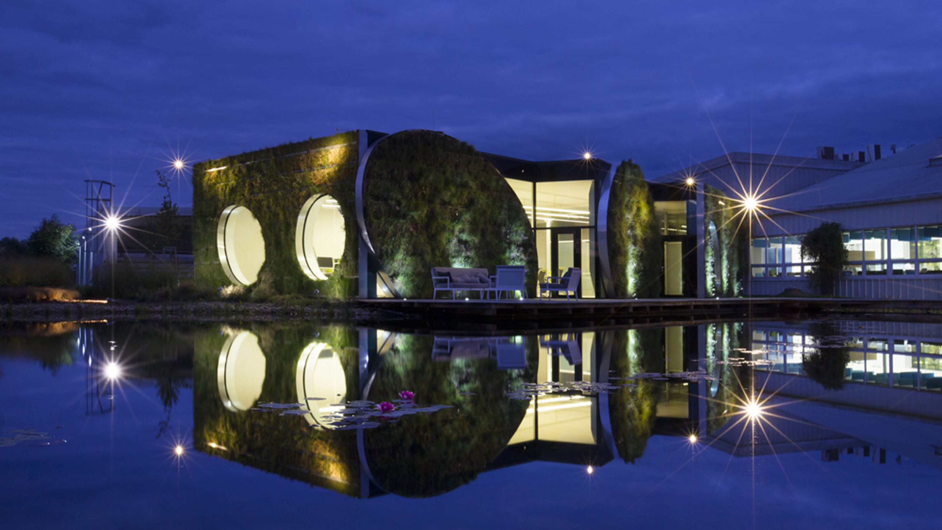 LIKO NOE, exterior view of the building, illuminated at night