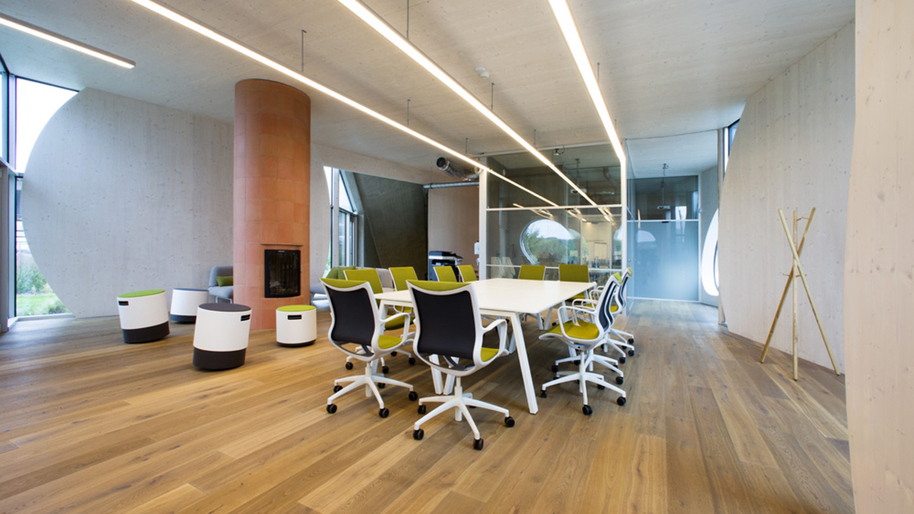 LIKO NOE, meeting room with a large table and office chairs and stools