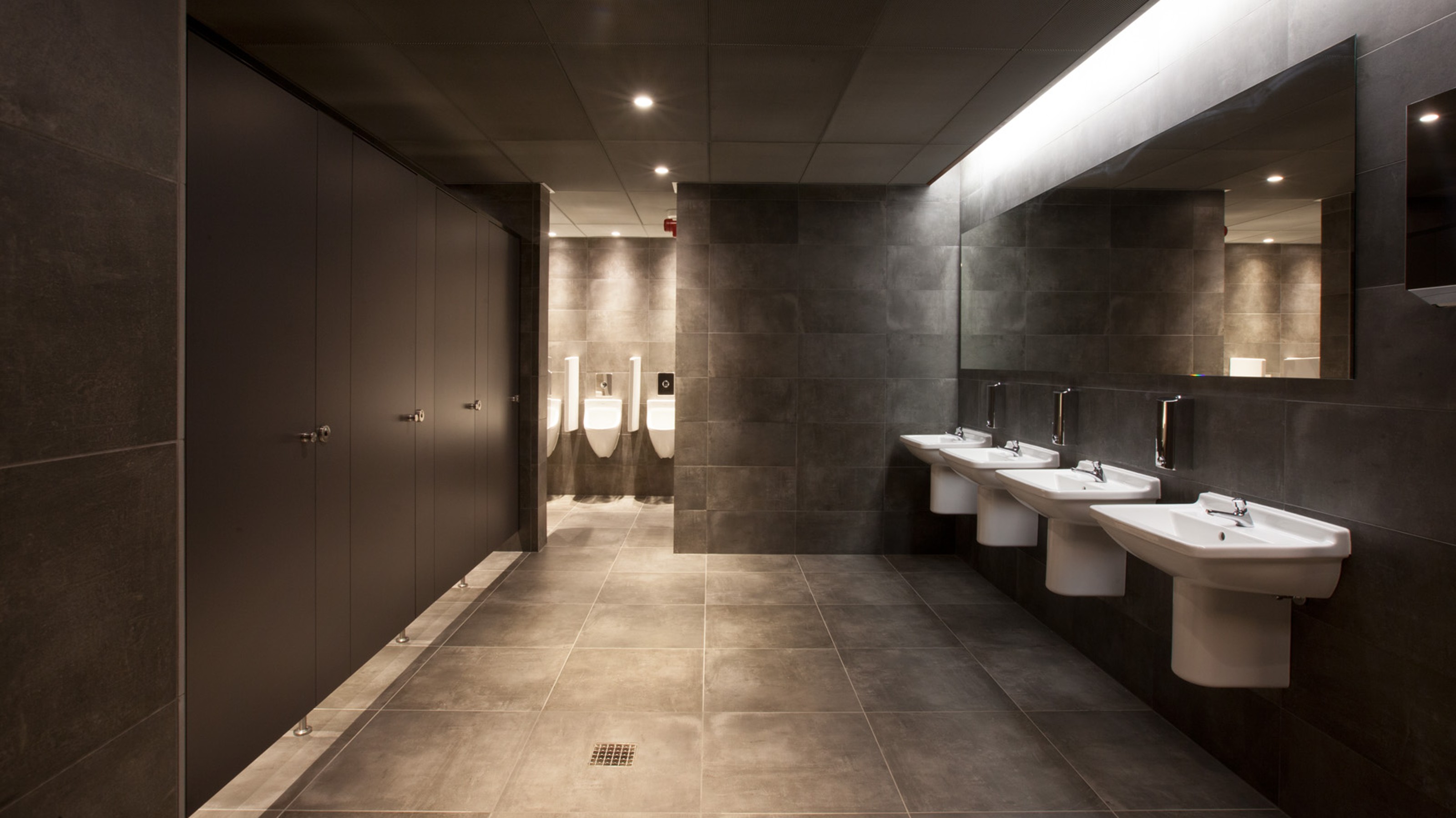 Mons International Congres Xperience, men's toilet with toilet cubicles on the left, washbasins on the right and urinals in the background