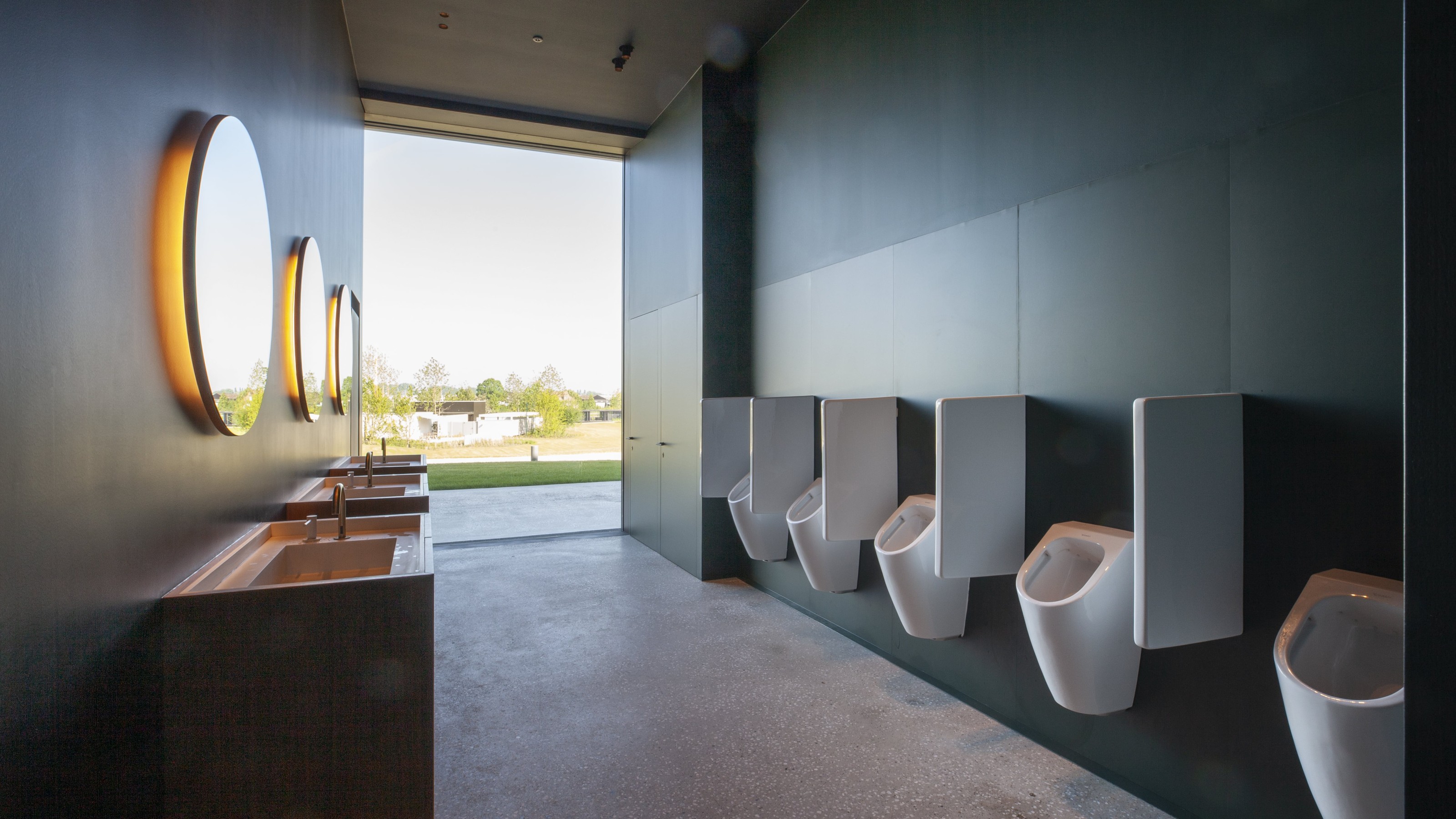Der High-End-Look der Freiluft-Oase setzt sich mit ME by Starck stringent in den Sanitärräumen fort. (Bildquelle: Duravit AG)