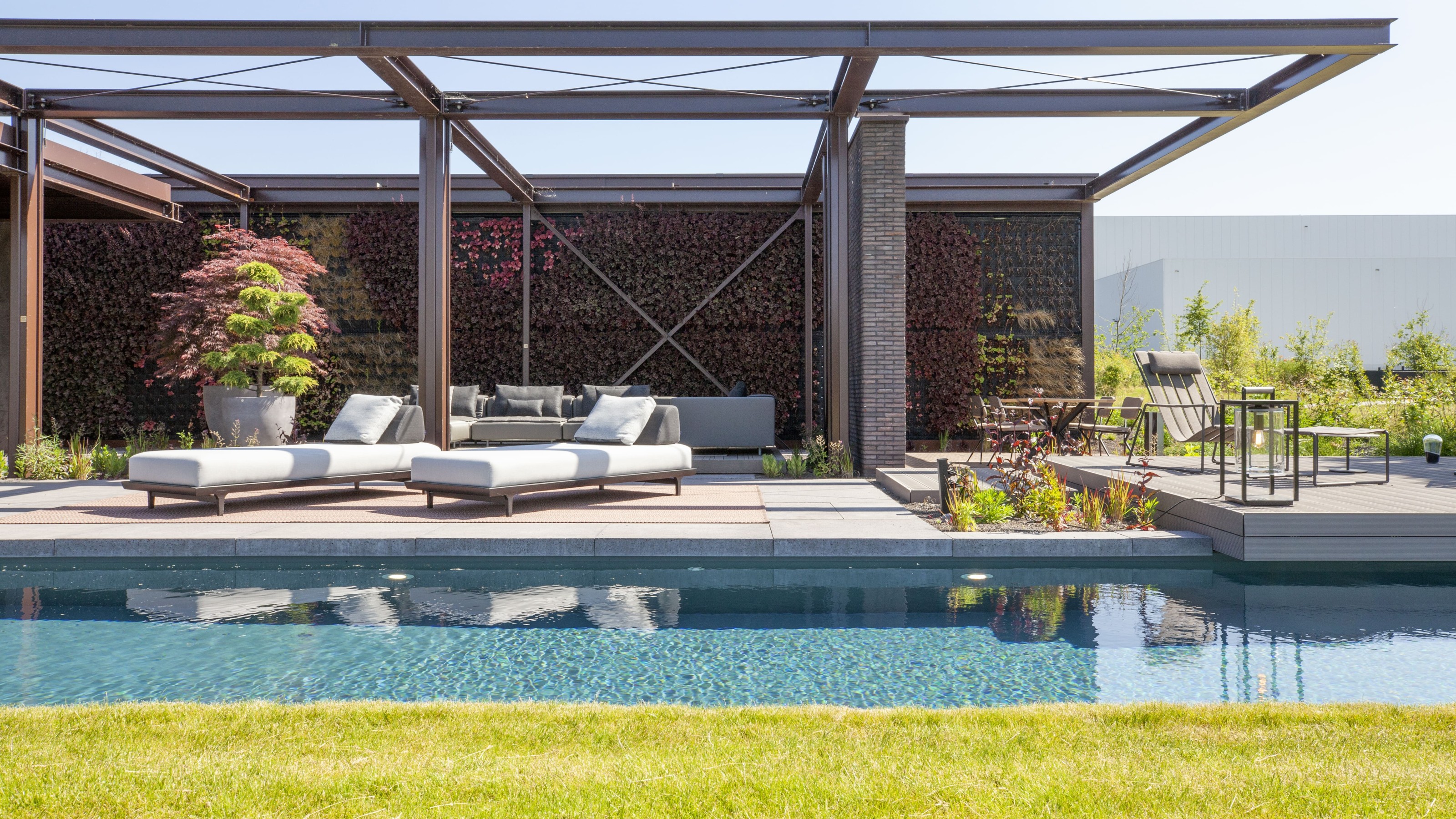 Wohngarten mit Pool in NOA. (Bildquelle: Duravit AG)