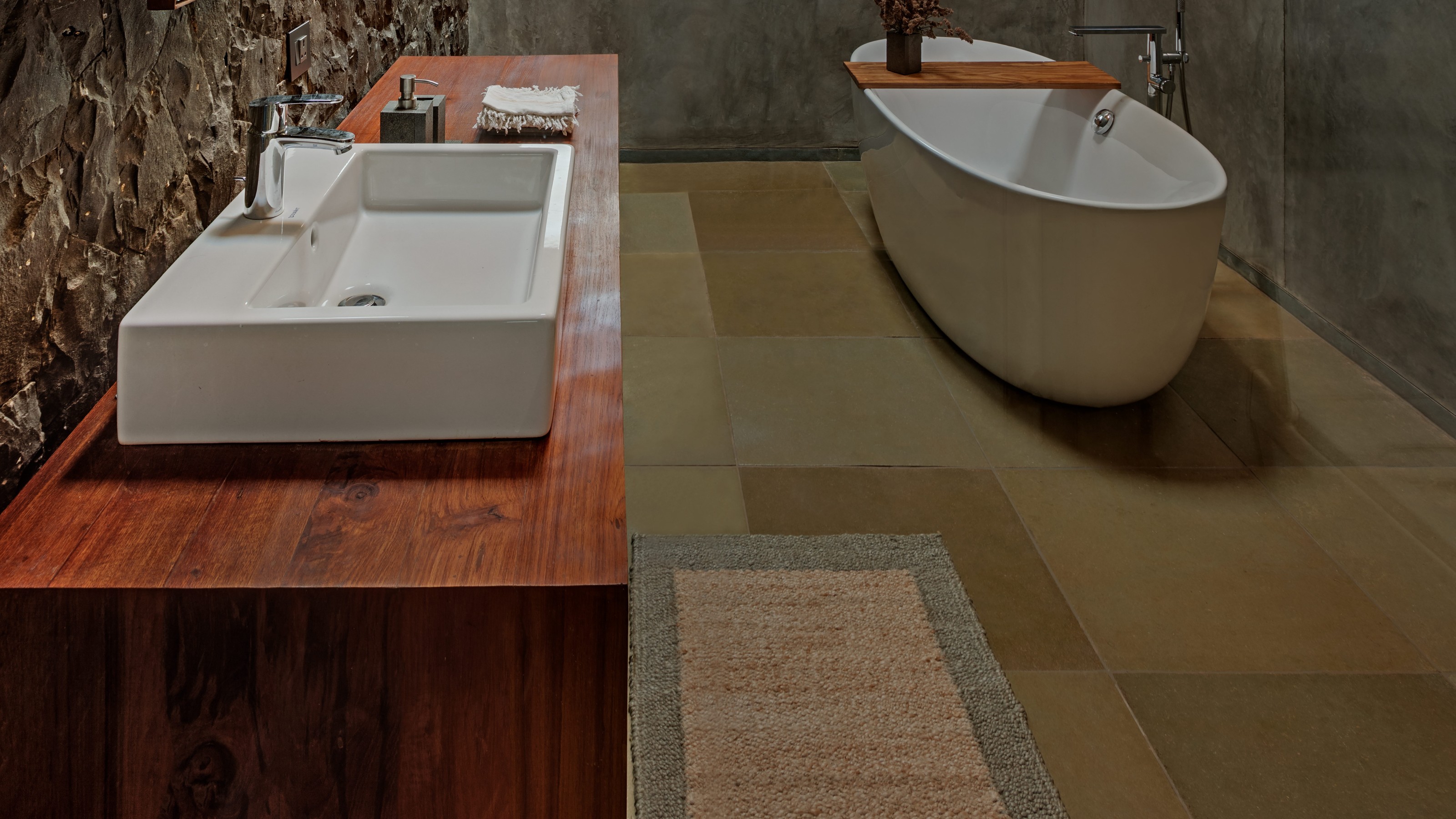 Sahyadri Mountain Resort, Badezimmer, Waschplatz links, Badewanne rechts
