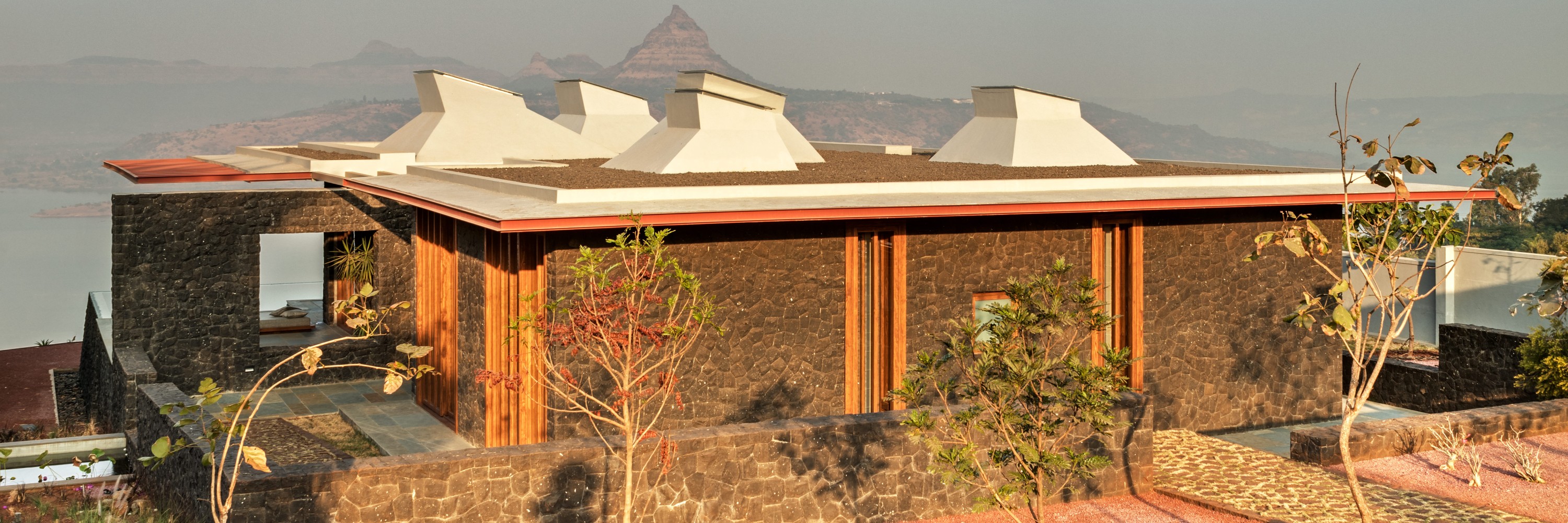 Sahyadri Mountain Resort, Gebäudeansicht von außen mit Landschaft im Hintergrund